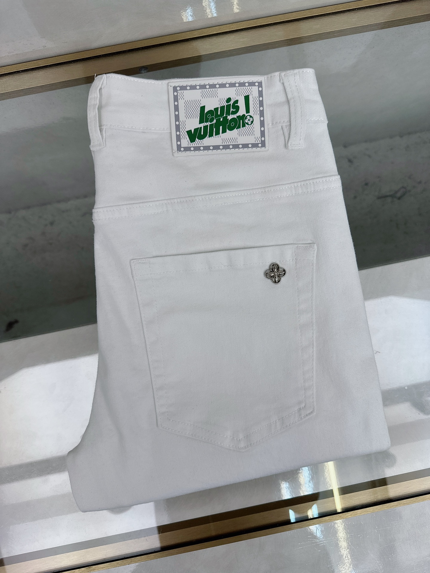 NO:450072,The new LV 2025 summer model is available in stock, the original single hot jeans are super customized, the original hardware, super heavy industry technology, the style is super excellent, the details are impeccable!  The style is not picky, it is very high-end, and the good products are not waiting for everyone. Take a look at it and start quickly. Size 28-38, louis vuitton, jeans, alexander wang19860909LV 2025夏季新款现货上市,原单爆款牛仔裤超级定制款,原版五金,超级重工工艺,版型超赞细节做工无可挑剔！款式不挑人,特别高档,好货不等人,看中赶紧下手,尺码28-38,,louis vuitton,jeans,alexander wang,Men's clothing