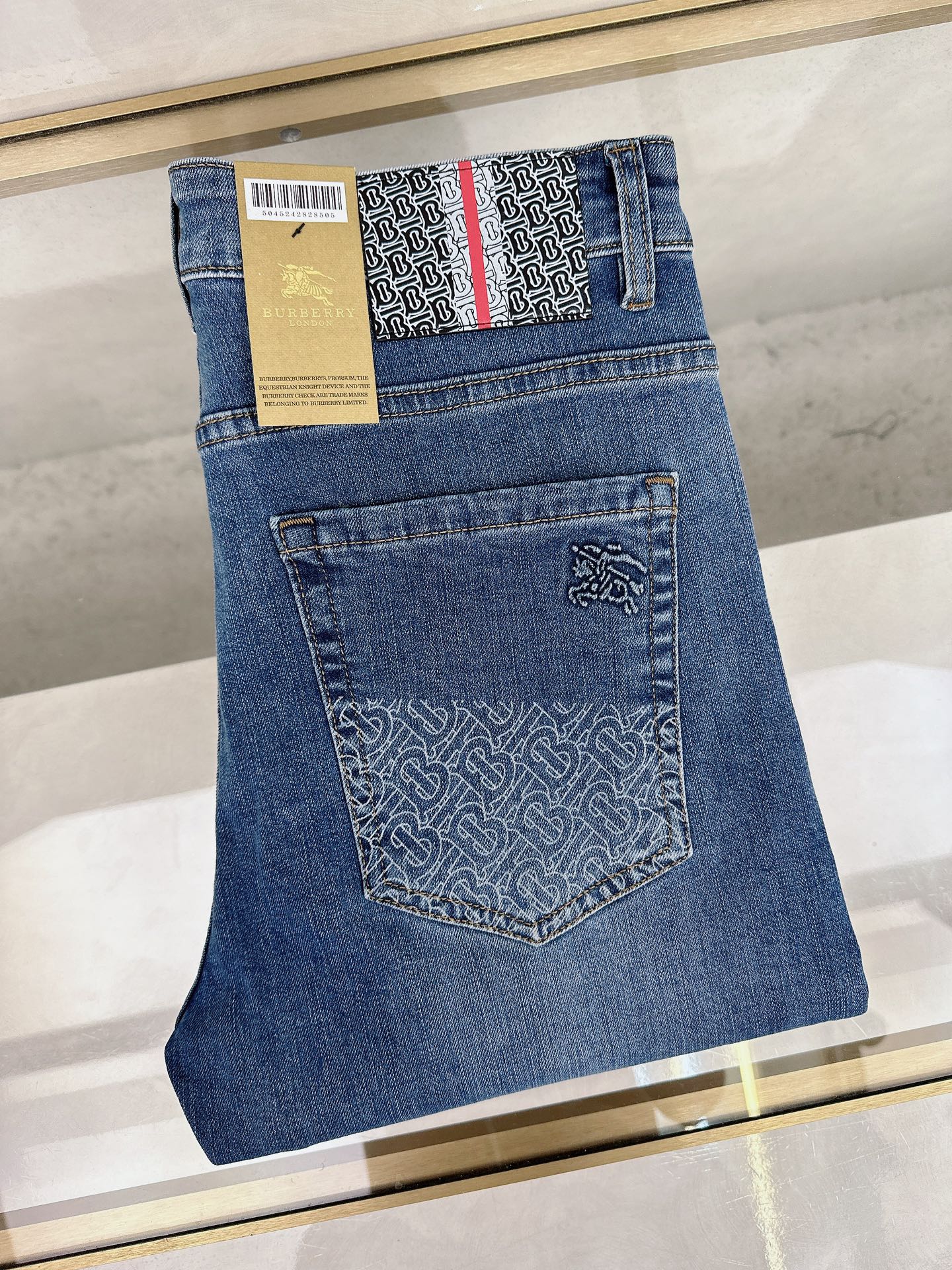 NO:450075,Burberry's new summer 2025 is available in stock, with original single hot jeans super customized style, original hardware, super heavy industry technology, excellent style, impeccable details!  The style is not picky, it is very high-end, and the good products are not waiting for everyone. Take a look at it and start quickly. Size 28-38, burberry, jeans, alexander wang19860909巴宝莉 2025夏季新款现货上市,原单爆款牛仔裤超级定制款,原版五金,超级重工工艺,版型超赞细节做工无可挑剔！款式不挑人,特别高档,好货不等人,看中赶紧下手,尺码28-38,,burberry,jeans,alexander wang,Men's clothing