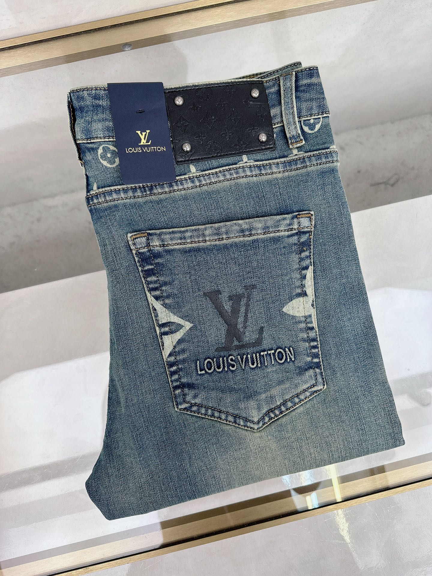 NO:450079,The new LV 2025 summer model is available in stock, the original single hot jeans are super customized, the original hardware, super heavy industry technology, the style is super excellent, the details are impeccable!  The style is not picky, it is very high-end, and the good products are not waiting for everyone. Take a look at it and start quickly. Size 28-38, louis vuitton, jeans, alexander wang19860909LV 2025夏季新款现货上市,原单爆款牛仔裤超级定制款,原版五金,超级重工工艺,版型超赞细节做工无可挑剔！款式不挑人,特别高档,好货不等人,看中赶紧下手,尺码28-38,,louis vuitton,jeans,alexander wang,Men's clothing