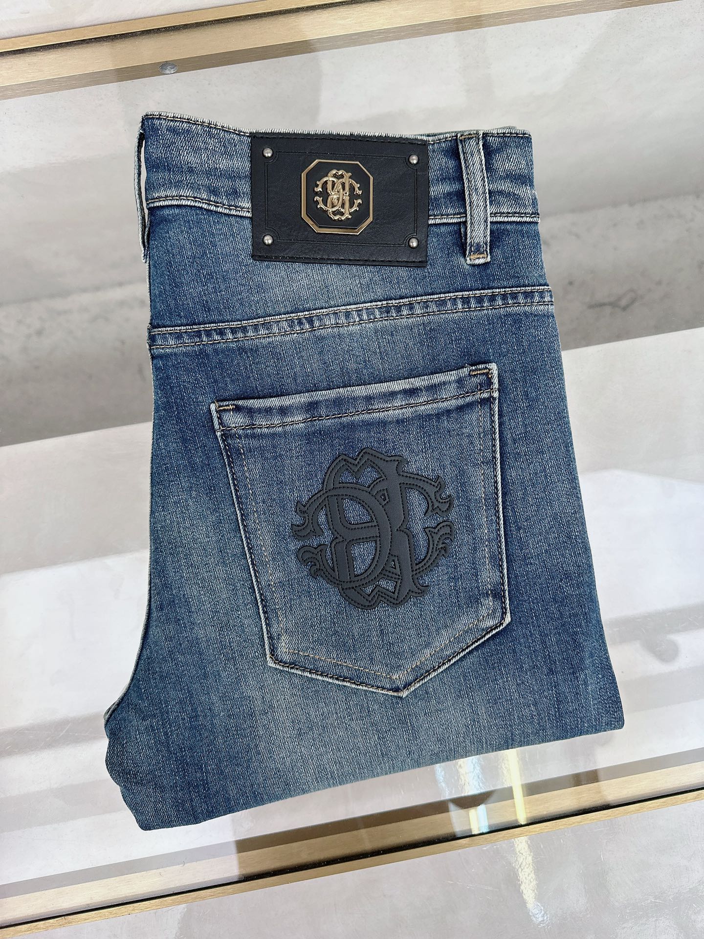 NO:450083,The new summer 2025 model is available in stock, the original single hot jeans are super customized, the original hardware, super heavy industry technology, the style is super excellent, the details are impeccable!  The style is not picky, it is very high-end, and the good products are not waiting for everyone. If you like it, hurry up and start, size 28-38, jeans, alexander wang198609092025夏季新款现货上市,原单爆款牛仔裤超级定制款,原版五金,超级重工工艺,版型超赞细节做工无可挑剔！款式不挑人,特别高档,好货不等人,看中赶紧下手,尺码28-38,,jeans,alexander wang,Men's clothing