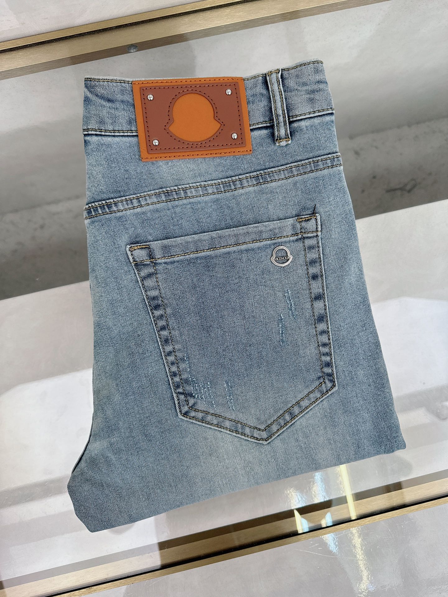 NO:450086,The new summer 2025 model is available in stock, the original single hot jeans are super customized, the original hardware, super heavy industry technology, the style is super excellent, the details are impeccable!  The style is not picky, it is very high-end, and the good products are not waiting for everyone. Take a look at it and start quickly. Size 28-38, Moncler, jeans, alexander wang19860909蒙口 2025夏季新款现货上市,原单爆款牛仔裤超级定制款,原版五金,超级重工工艺,版型超赞细节做工无可挑剔！款式不挑人,特别高档,好货不等人,看中赶紧下手,尺码28-38,,Moncler,jeans,alexander wang,Men's clothing