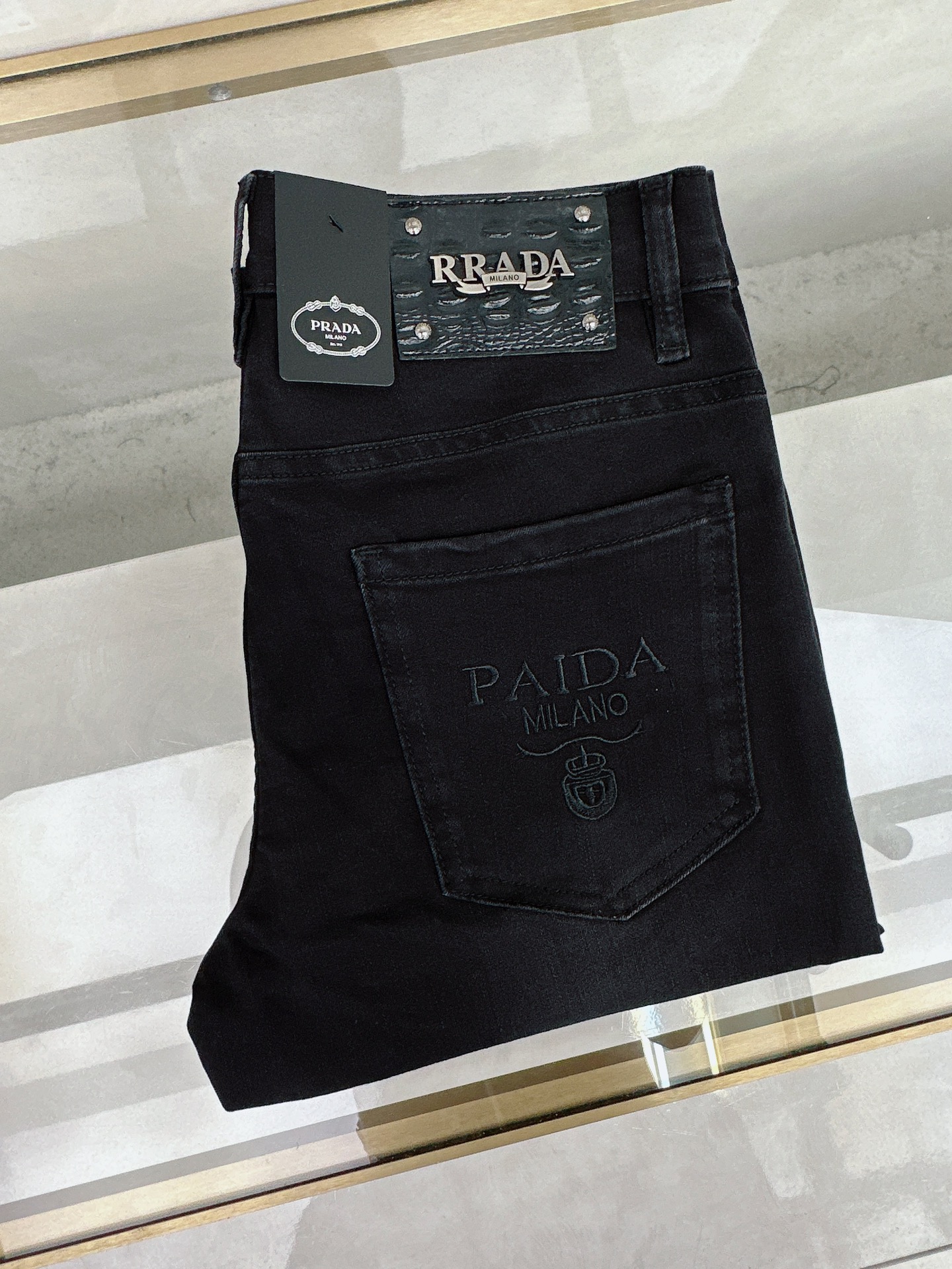NO:450095,Prada 2025 summer new model is available in stock, original single hot jeans super customized model, original hardware, super heavy industry technology, excellent version, impeccable details!  The style is not picky, it is very high-end, and the good products are not waiting for everyone. Take a look at it and start quickly. Size 28-38, prada, jeans, alexander wang19860909普拉达 2025夏季新款现货上市,原单爆款牛仔裤超级定制款,原版五金,超级重工工艺,版型超赞细节做工无可挑剔！款式不挑人,特别高档,好货不等人,看中赶紧下手,尺码28-38,,prada,jeans,alexander wang,Men's clothing