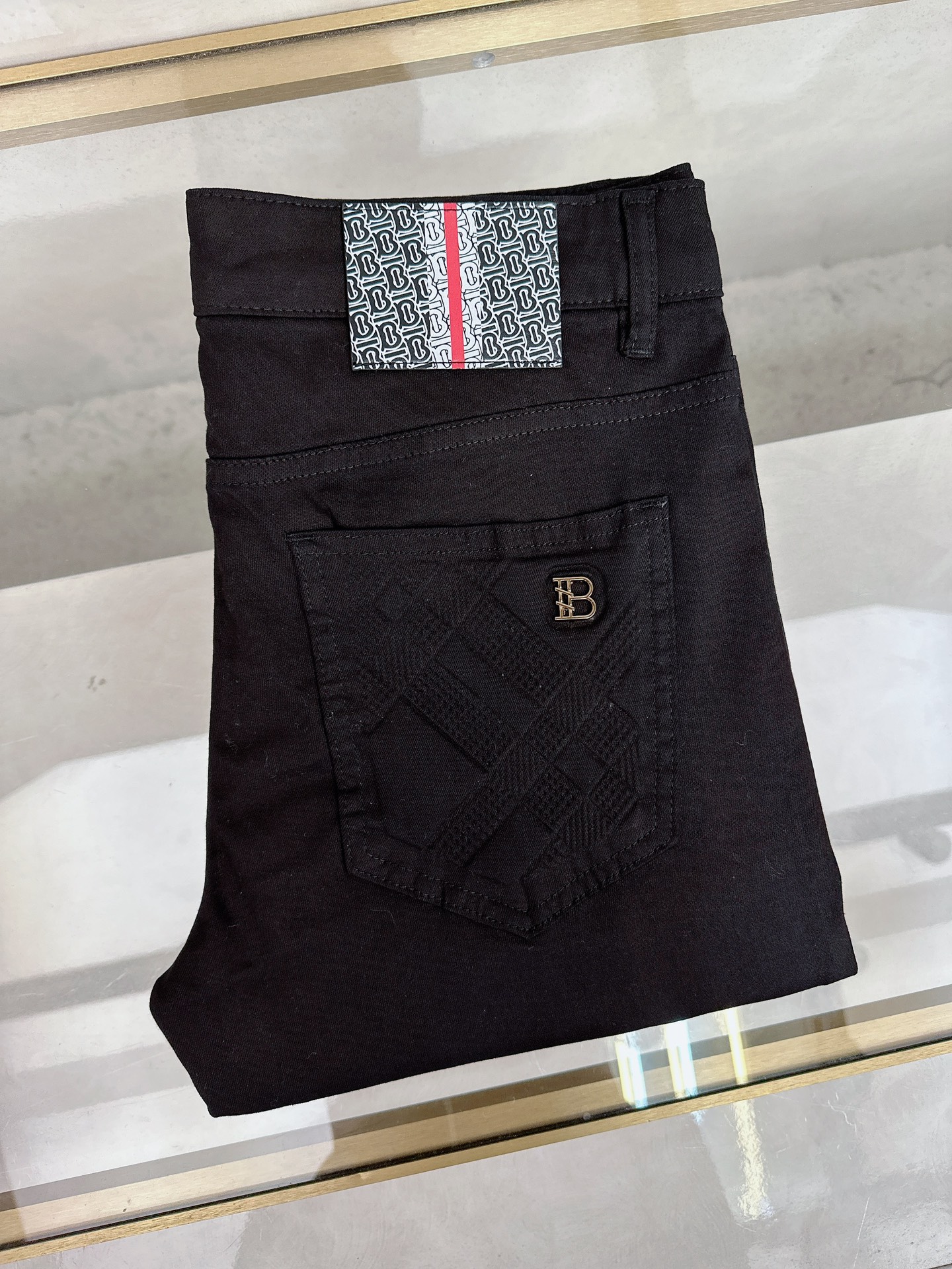 NO:450101,Burberry's new summer 2025 is available in stock, with original single hot jeans super customized style, original hardware, super heavy industry technology, excellent style, impeccable details!  The style is not picky, it is very high-end, and the good products are not waiting for everyone. Take a look at it and start quickly. Size 28-38, burberry, jeans, alexander wang19860909巴宝莉 2025夏季新款现货上市,原单爆款牛仔裤超级定制款,原版五金,超级重工工艺,版型超赞细节做工无可挑剔！款式不挑人,特别高档,好货不等人,看中赶紧下手,尺码28-38,,burberry,jeans,alexander wang,Men's clothing