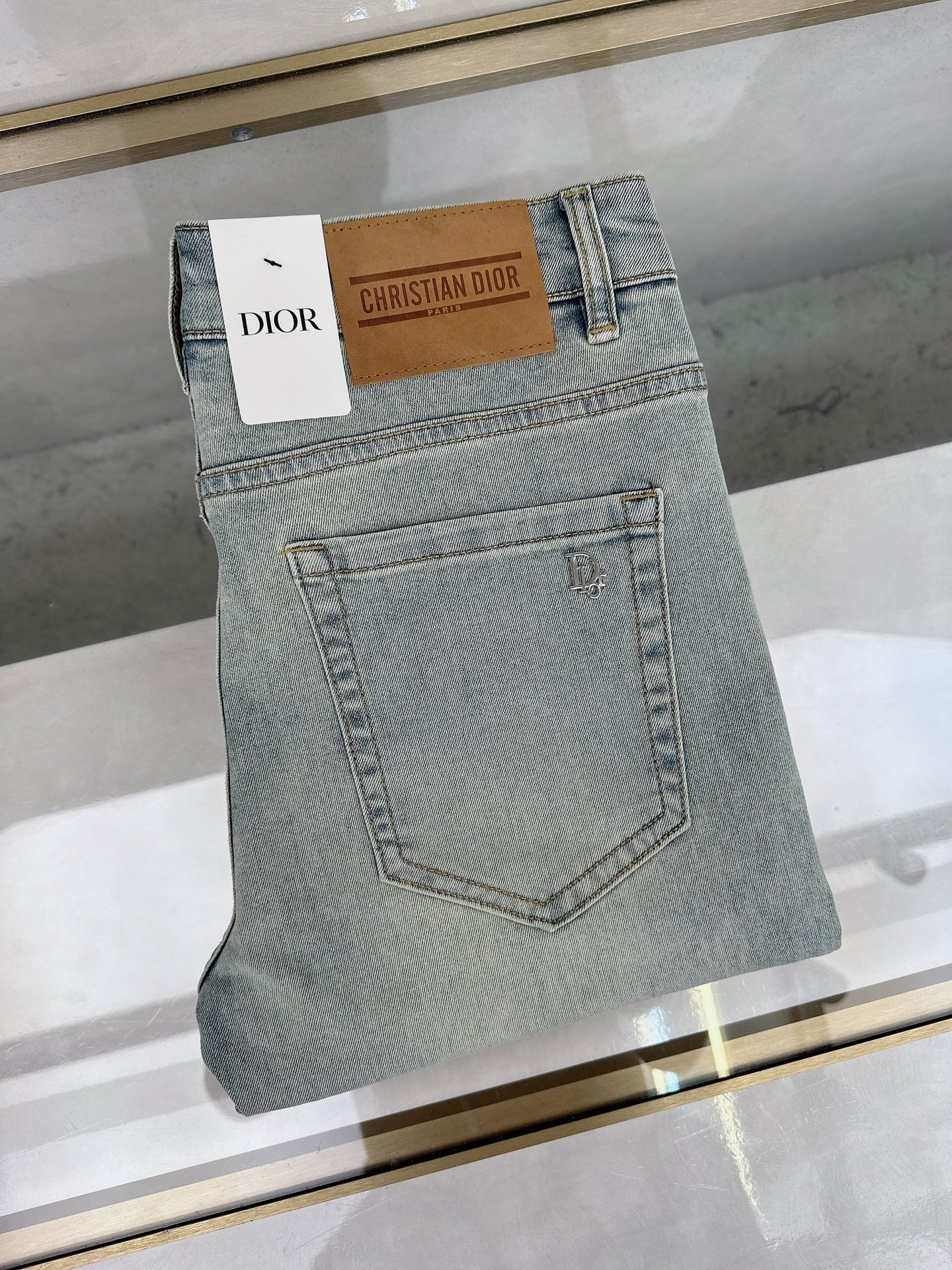 NO:450106,Dior 2025 summer new model is available in stock, original single hot jeans super customized model, original hardware, super heavy industry technology, excellent version, impeccable details!  The style is not picky, it is very high-end, and the good products are not waiting for everyone. Take a look at it and start quickly. Size 28-38, dior, jeans, alexander wang19860909迪奥 2025夏季新款现货上市,原单爆款牛仔裤超级定制款,原版五金,超级重工工艺,版型超赞细节做工无可挑剔！款式不挑人,特别高档,好货不等人,看中赶紧下手,尺码28-38,,dior,jeans,alexander wang,Men's clothing