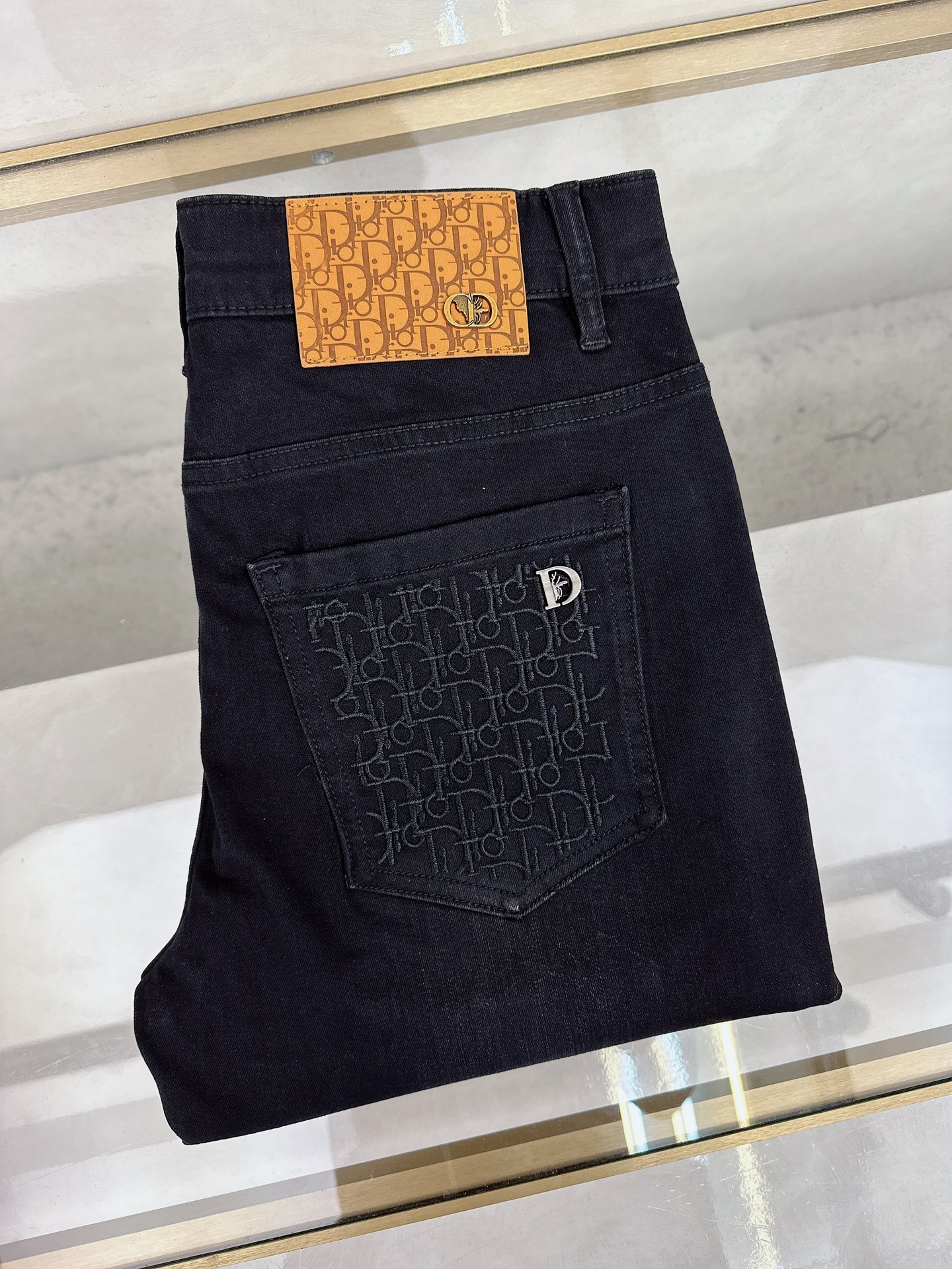 NO:450118,Dior 2025 summer new model is available in stock, original single hot jeans super customized model, original hardware, super heavy industry technology, excellent version, impeccable details!  The style is not picky, it is very high-end, and the good products are not waiting for everyone. Take a look at it and start quickly. Size 28-38, dior, jeans, alexander wang19860909迪奥 2025夏季新款现货上市,原单爆款牛仔裤超级定制款,原版五金,超级重工工艺,版型超赞细节做工无可挑剔！款式不挑人,特别高档,好货不等人,看中赶紧下手,尺码28-38,,dior,jeans,alexander wang,Men's clothing