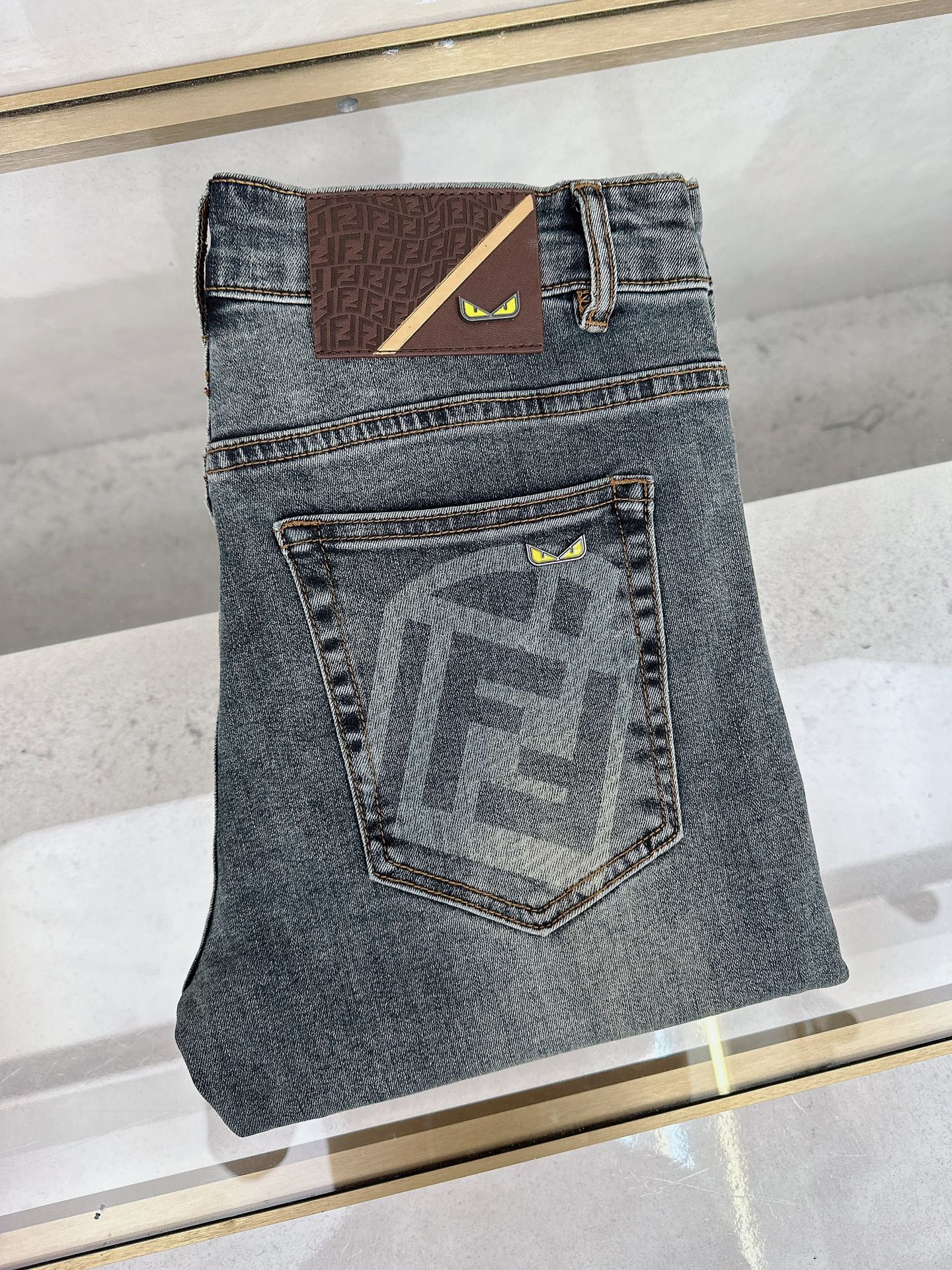 NO:450124,Fendi's new summer 2025 is available in stock, with original single hot jeans super customized style, original hardware, super heavy industry technology, excellent style, impeccable details!  The style is not picky, it is very high-end, and the good products are not waiting for everyone. If you like it, hurry up and start, size 28-38, fendi, jeans, alexander wang19860909芬迪 2025夏季新款现货上市,原单爆款牛仔裤超级定制款,原版五金,超级重工工艺,版型超赞细节做工无可挑剔！款式不挑人,特别高档,好货不等人,看中赶紧下手,尺码28-38,,fendi,jeans,alexander wang,Men's clothing