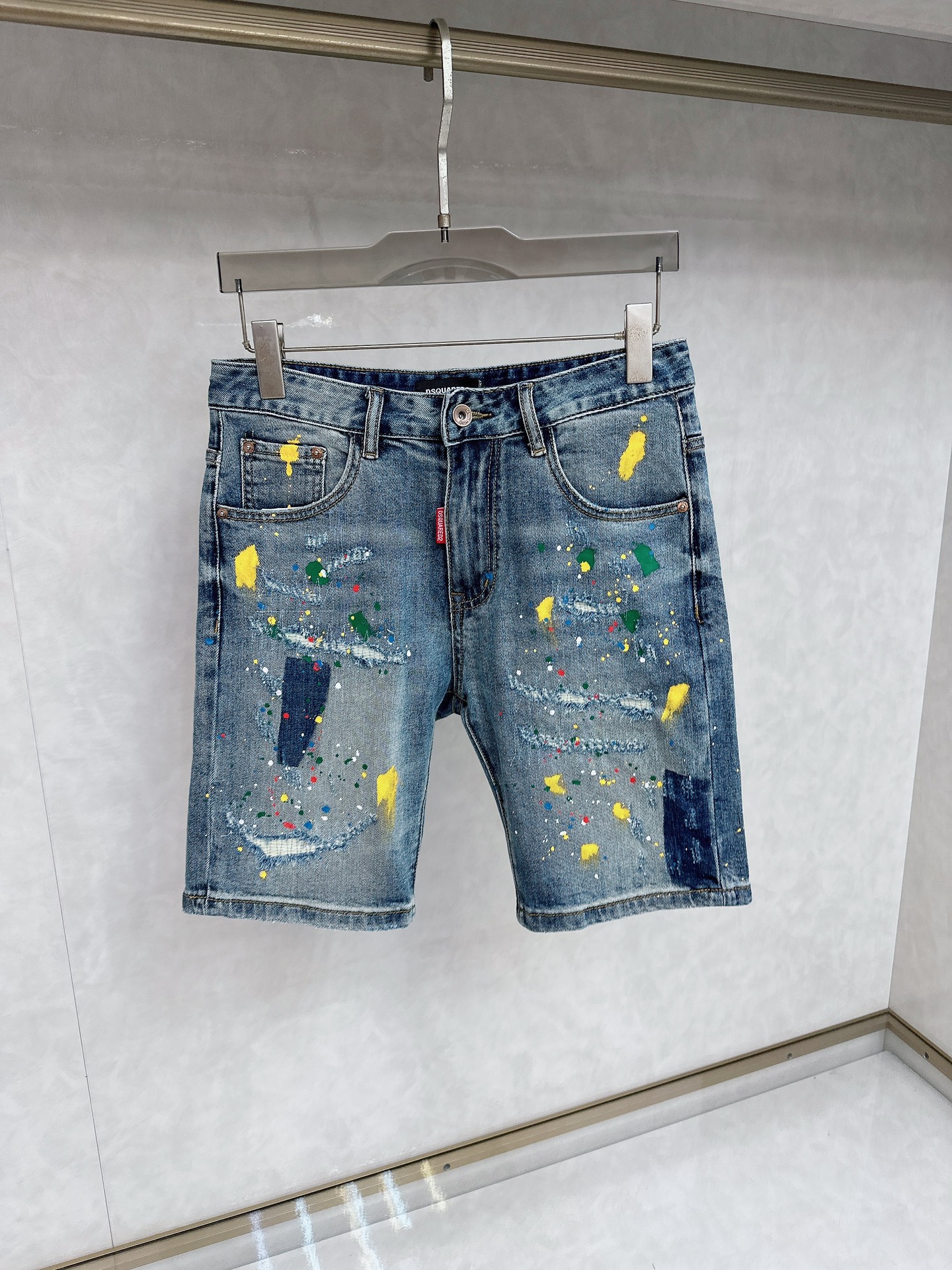 NO:509618,D2 25S new trendy men's fashionable casual denim shorts, high-end European version original single, trendy and fashionable casual, breathable and comfortable, impeccable details, brand element design concept, reflecting high quality. It presents casual cut, and the upper body style is superb!  Number of codes 29-38, shorts, alexander wang19860909D2 25S新款潮男时尚休闲牛仔短裤,高端欧版原单,潮流时尚休闲 透气舒适度高,细节无可挑剔,品牌元素设计理念,体现高品质.呈现休闲裁剪,上身版型超赞！ 码数29-38,,shorts,alexander wang,Men's clothing