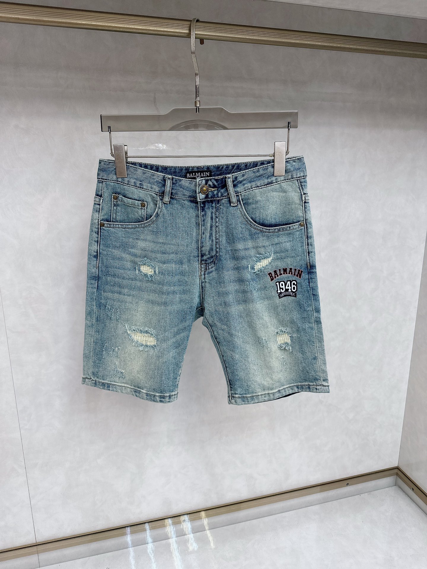 NO:509617,25S new trendy men's fashionable casual denim shorts, high-end European version original single, trendy and fashionable casual, breathable and comfortable, impeccable details, brand element design concept, reflecting high quality. It presents casual cut, and the upper body style is superb!  Number of codes 29-38, shorts, alexander wang1986090925S新款潮男时尚休闲牛仔短裤,高端欧版原单,潮流时尚休闲 透气舒适度高,细节无可挑剔,品牌元素设计理念,体现高品质.呈现休闲裁剪,上身版型超赞！ 码数29-38,,shorts,alexander wang,Men's clothing