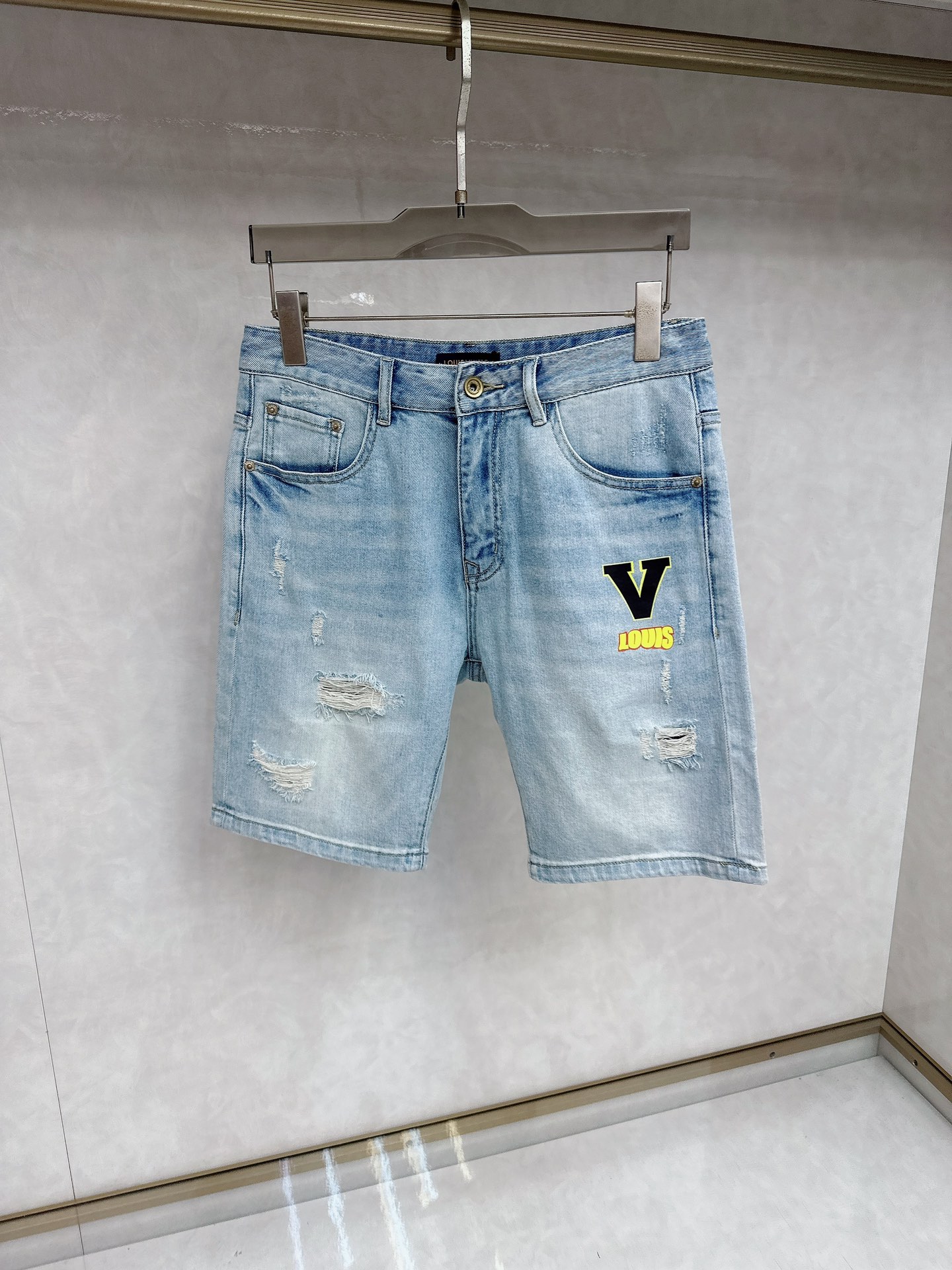 NO:509613,LV 25S new trendy men's fashionable casual denim shorts, high-end European version original, trendy and fashionable casual, breathable and comfortable, impeccable details, brand element design concept, reflecting high quality. It presents casual cut, and the upper body style is superb!  Count 29-38, louis vuitton, shorts, alexander wang19860909LV 25S新款潮男时尚休闲牛仔短裤,高端欧版原单,潮流时尚休闲 透气舒适度高,细节无可挑剔,品牌元素设计理念,体现高品质.呈现休闲裁剪,上身版型超赞！ 码数29-38,,louis vuitton,shorts,alexander wang,Men's clothing