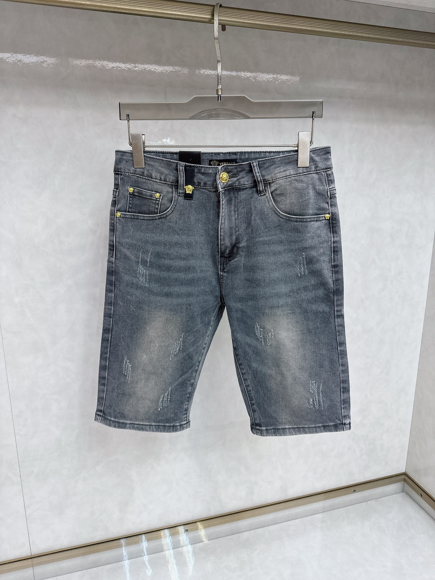 NO:509611,Versace 25S new trendy men's fashionable casual denim shorts, high-end European version original, trendy and fashionable casual, breathable and comfortable, impeccable details, brand element design concept, reflecting high quality. It presents casual cut, and the upper body style is superb!  Number of codes 29-38, versace, shorts, alexander wang19860909范思哲 25S新款潮男时尚休闲牛仔短裤,高端欧版原单,潮流时尚休闲 透气舒适度高,细节无可挑剔,品牌元素设计理念,体现高品质.呈现休闲裁剪,上身版型超赞！ 码数29-38,,versace,shorts,alexander wang,Men's clothing