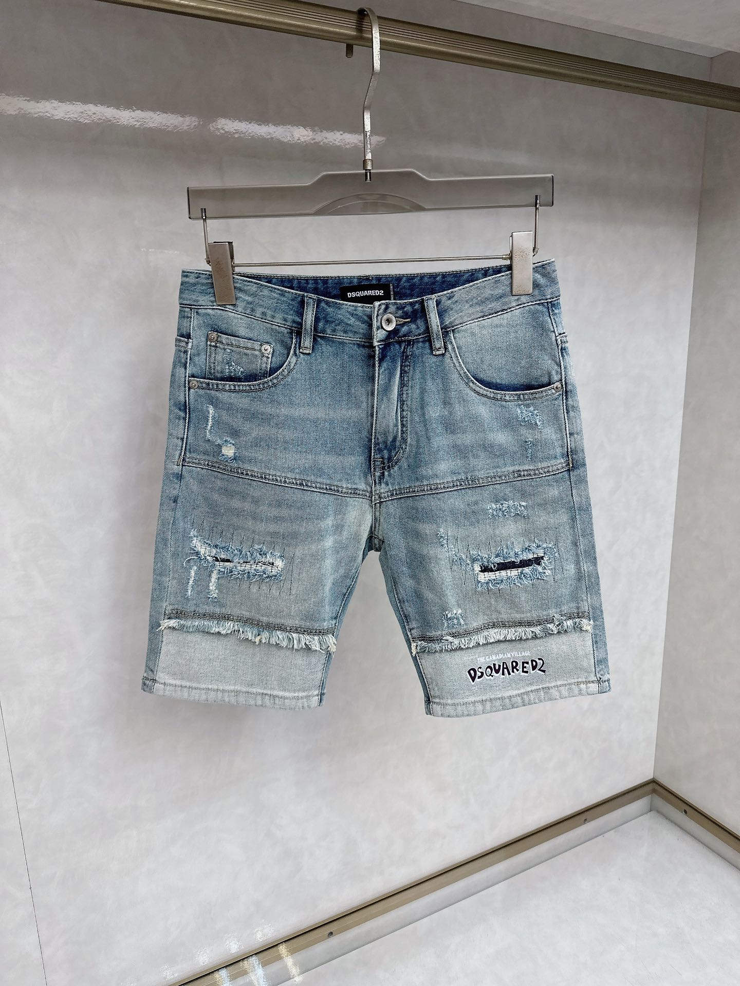 NO:509608,D2 25S new trendy men's fashionable casual denim shorts, high-end European version original single, trendy and fashionable casual, breathable and comfortable, impeccable details, brand element design concept, reflecting high quality. It presents casual cut, and the upper body style is superb!  Number of codes 29-38, shorts, alexander wang19860909D2 25S新款潮男时尚休闲牛仔短裤,高端欧版原单,潮流时尚休闲 透气舒适度高,细节无可挑剔,品牌元素设计理念,体现高品质.呈现休闲裁剪,上身版型超赞！ 码数29-38,,shorts,alexander wang,Men's clothing