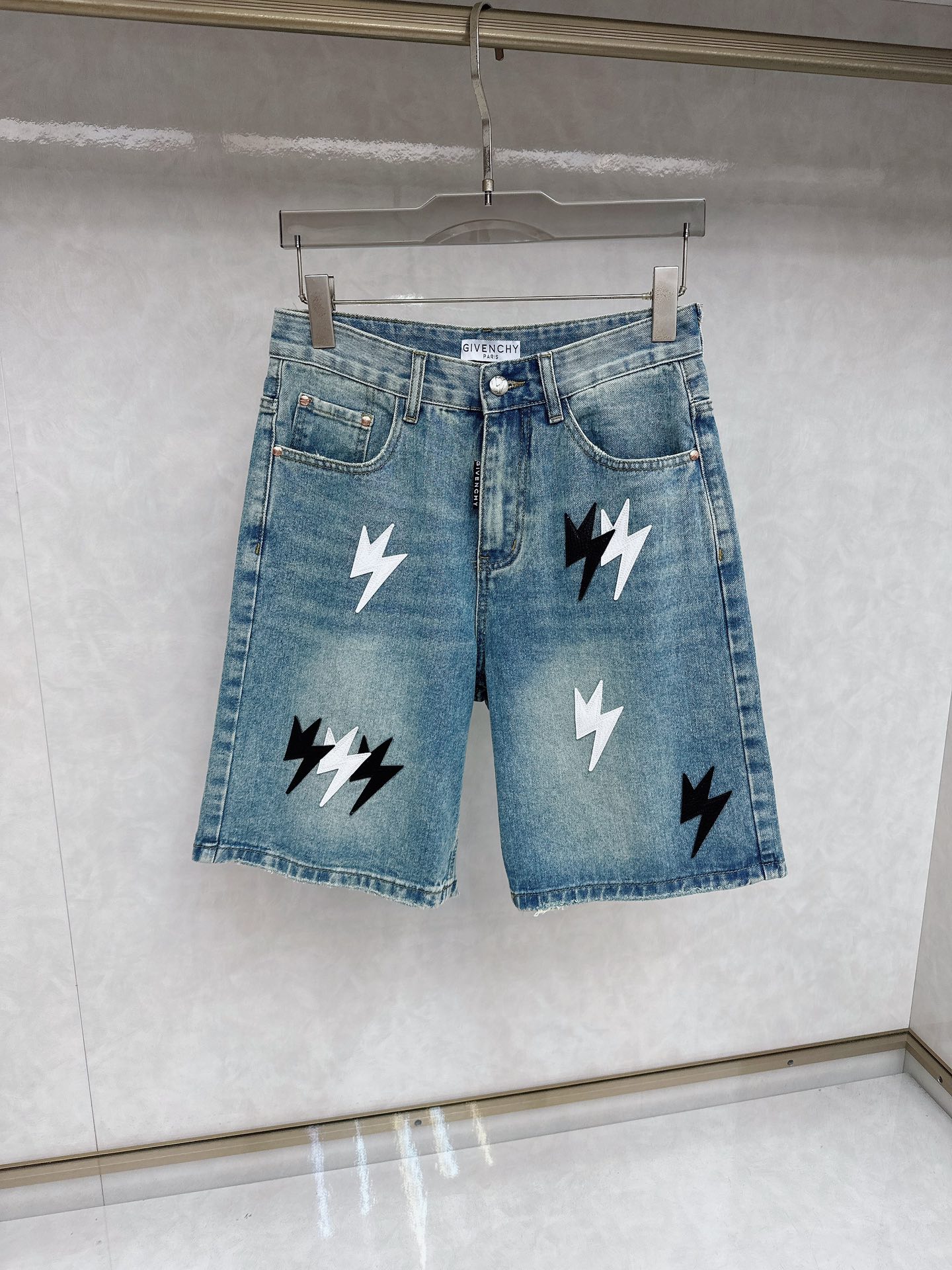 NO:509603,Givenchy 25S new trendy men's fashionable casual denim shorts, high-end European version original, trendy and fashionable casual, breathable and comfortable, impeccable details, brand element design concept, reflecting high quality. It presents casual cut, and the upper body style is superb!  Number of codes 29-38, given, shorts, alexander wang19860909纪梵希 25S新款潮男时尚休闲牛仔短裤,高端欧版原单,潮流时尚休闲 透气舒适度高,细节无可挑剔,品牌元素设计理念,体现高品质.呈现休闲裁剪,上身版型超赞！ 码数29-38,,givenchy,shorts,alexander wang,Men's clothing