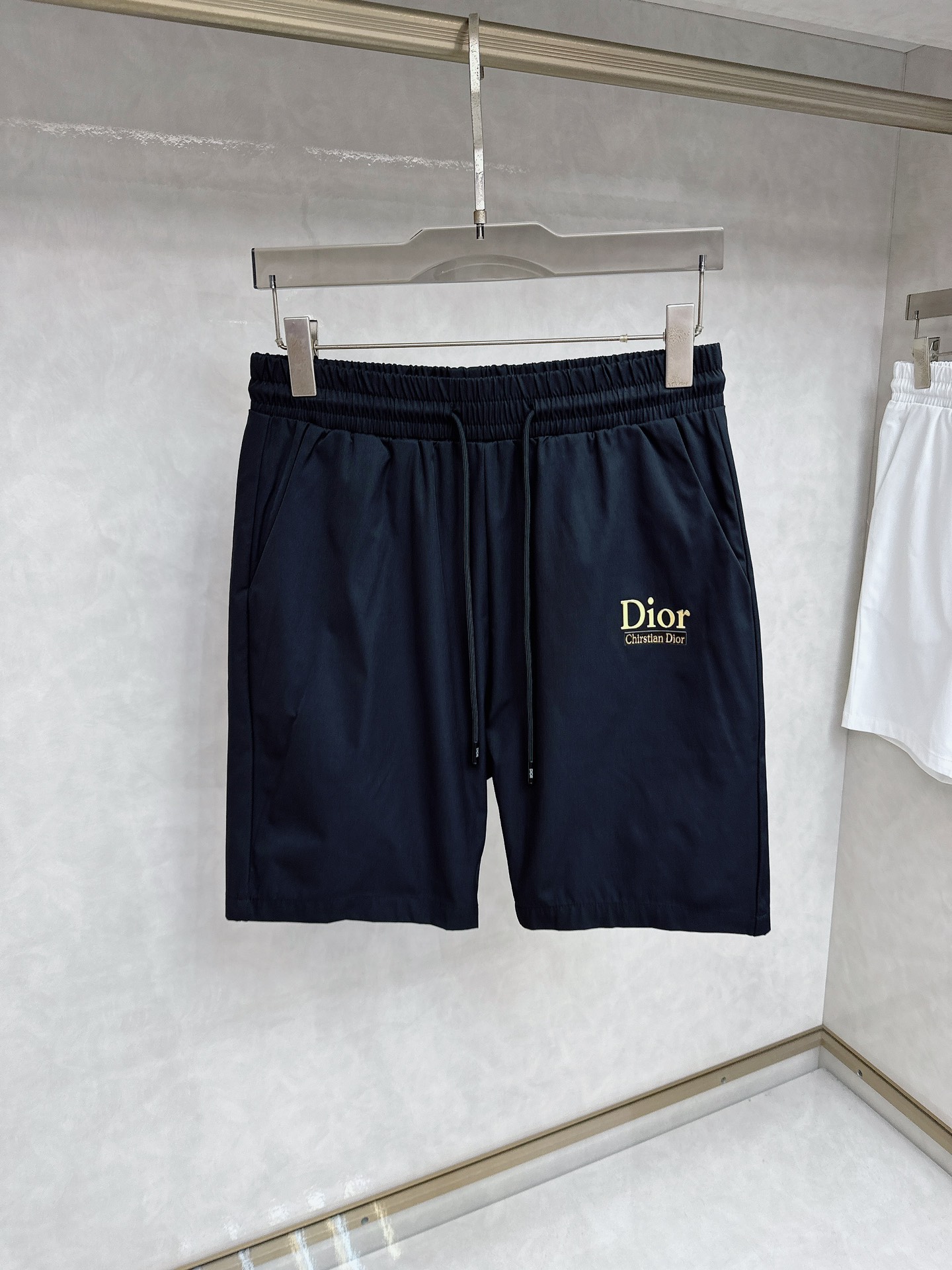 NO:437675,Dior 2025 summer new casual shorts!  The official website is released simultaneously. The brand's classic LOGO casual pants, customized fabric, excellent comfort, strong hand touch. Extremely recognizable, perfect quality craftsmanship. Size M-3xl,,dior, shorts,alexander wang19860909迪奥 2025夏季新款休闲短裤！官网同步发售.品牌经典LOGO休闲裤 ,定制面料,舒适度极好,手触感强烈.辨识度极高,完美品相工艺. 尺码M-3xl,,dior,shorts,alexander wang,Men's clothing