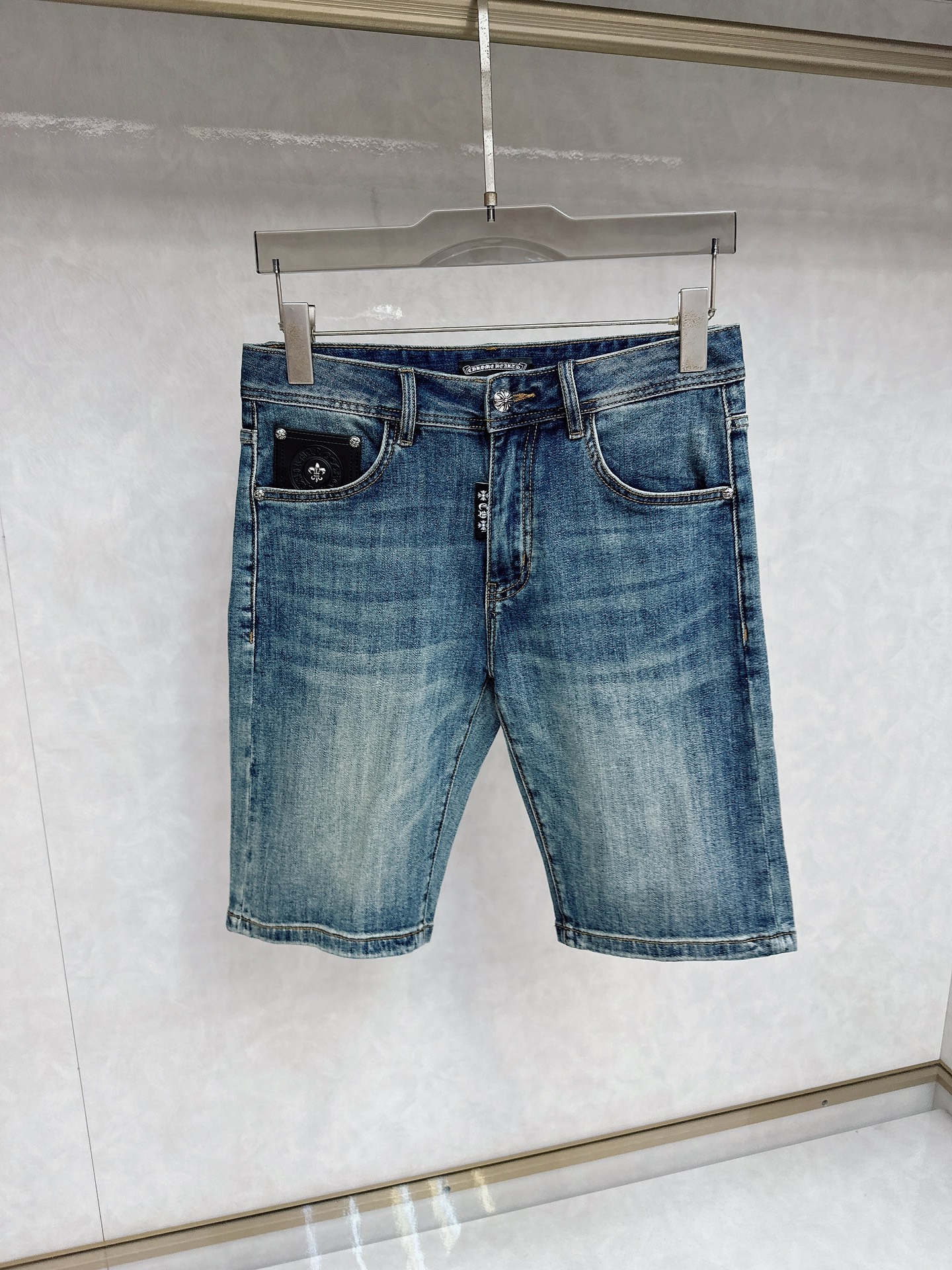 NO:509600,Crowxin 25S new trendy men's fashionable casual denim shorts, high-end European version original single, trendy and fashionable casual, breathable and comfortable, impeccable details, brand element design concept, reflecting high quality. It presents casual cut, and the upper body style is superb!  Number of codes 29-38, Chrome hearts, shorts, alexander wang19860909克罗心 25S新款潮男时尚休闲牛仔短裤,高端欧版原单,潮流时尚休闲 透气舒适度高,细节无可挑剔,品牌元素设计理念,体现高品质.呈现休闲裁剪,上身版型超赞！ 码数29-38,,chrome hearts,shorts,alexander wang,Men's clothing