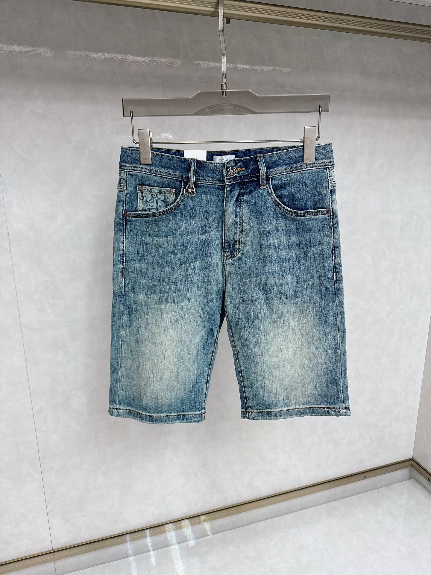 NO:509597,Dior 25S new trendy men's fashionable casual denim shorts, high-end European version original single, trendy and fashionable casual, breathable and comfortable, impeccable details, brand element design concept, reflecting high quality. It presents casual cut, and the upper body style is superb!  Number of codes 29-38, dior, shorts, alexander wang19860909迪奥 25S新款潮男时尚休闲牛仔短裤,高端欧版原单,潮流时尚休闲 透气舒适度高,细节无可挑剔,品牌元素设计理念,体现高品质.呈现休闲裁剪,上身版型超赞！ 码数29-38,,dior,shorts,alexander wang,Men's clothing