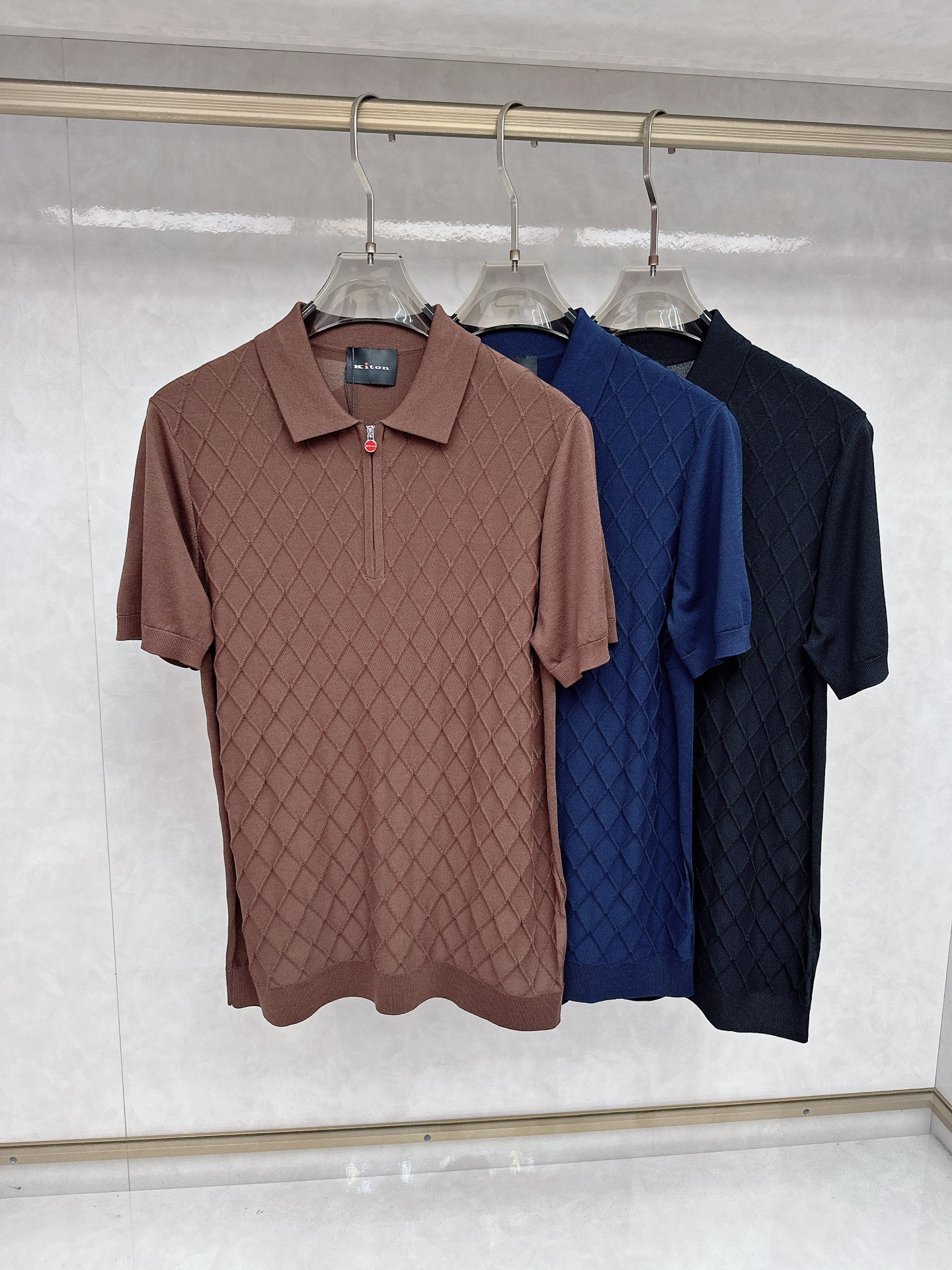 NO:425954,Kiton 2025 summer new model first release latest lapel short sleeves, high-end customization, avant-garde and fashionable design!  Brand logo heavy craftsmanship design, high-end customized Yilite fabric, soft feel, comfortable to wear, exquisite car line, fine workmanship, invincible and handsome upper body effect!  A must-have item for handsome men!  Code number M-3xL, T-shirt, alexander wang19860909kiton 2025夏季新款首发最新款翻领短袖 高端订制 设计前卫时尚！品牌logo重工艺设计 高端定制伊利特面料.手感柔软.穿着舒适.级别精致车线.做工精细.上身效果无敌帅气！型男必备单品！码数M-3xL,,T-shirt,alexander wang,Men's clothing