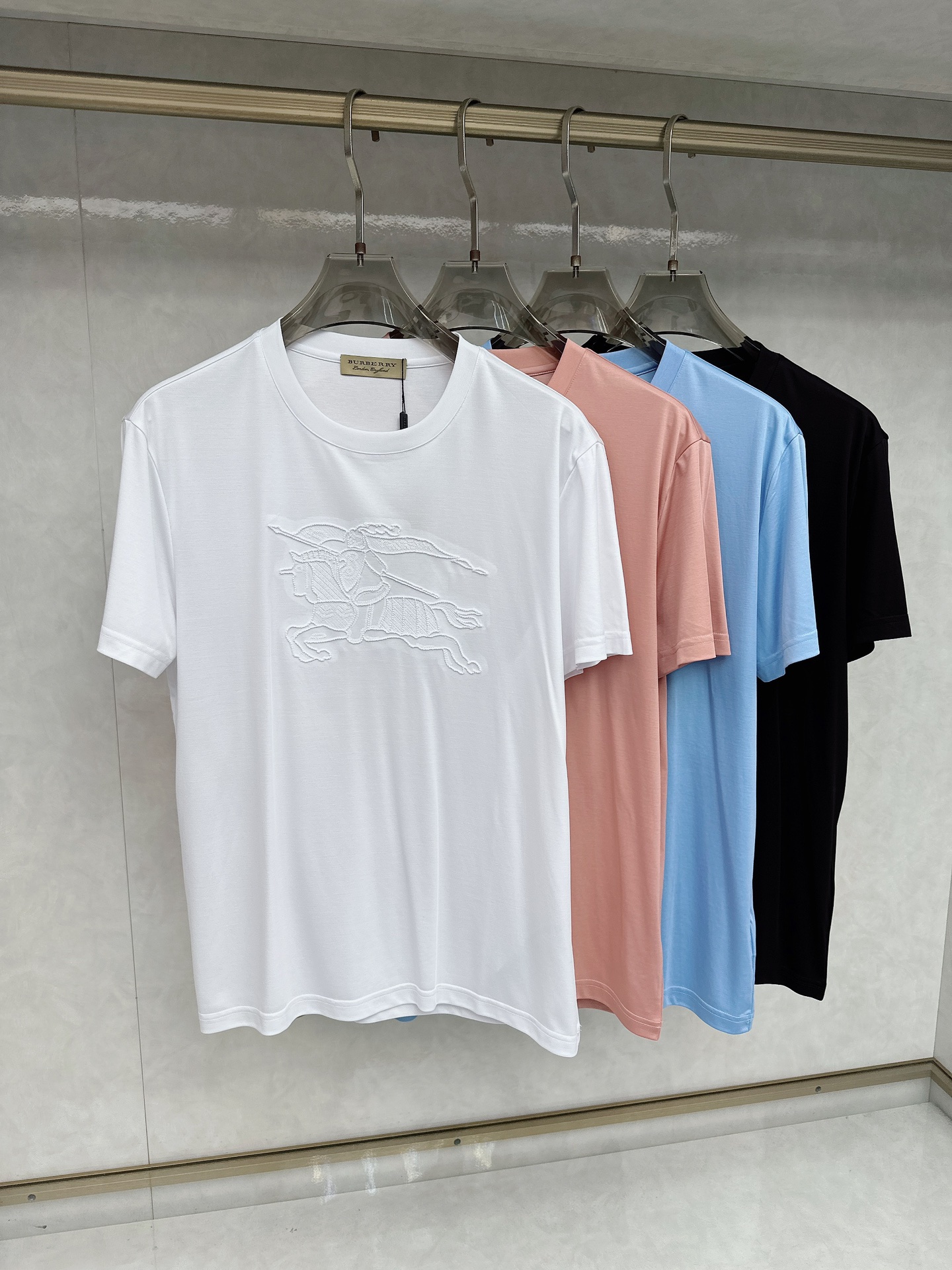 NO:425965,Burberry exclusively offers new original single men's casual spring and summer short sleeves, high-end customization, high-end version, fashionable and versatile imported fabric, super soft and delicate, skin-friendly and comfortable to wear, high-end boutique, OEM, fine production, very good for the top body, men's essential items, three standards, 48-56,,burberry, T-shirt, alexander wang19860909巴宝莉独家专供新款原单男士休闲春夏短袖 高端定制 高端版本 时尚百搭爆款进口面料 手感超柔软细腻 穿着亲肤舒适 高端精品 代工厂精细做上身非常赞 男士必备单品 三标齐全 码数48-56,,burberry,T-shirt,alexander wang,Men's clothing