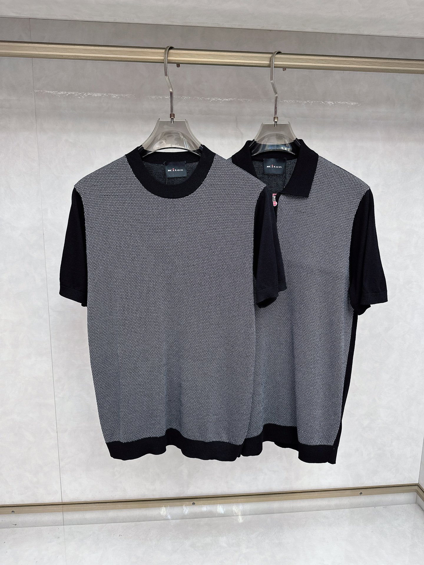 NO:425959,Kiton 2025 new men's round neck knitted T-shirt short-sleeved imported fabrics are presented. The light and soft fabric has been dyed with ready-to-wear to create an elegant texture. The original custom imported yarn color dyed Custom rib collar Custom ribs Classic makes the clothes softer with its inherent sporty atmosphere. The versatile style makes it very suitable for single wear, and all auxiliary materials are all customer-supplied. The thickness is the same as that of the regular beads, which is cool and breathable, delicate and not sweaty, and is super comfortable. The solid color design style is atmospheric and fashionable overall, and it is just casual and business-friendly!  Code number M-3XL, T-shirt,tees,t-shirt,alexander wang19860909kiton 2025新款男士圆领针织T恤衫短袖 进口面料呈现.轻盈柔软的面料经过成衣染色,营造出优雅纹理,原版定制 进口纱线色染 定制罗纹领口 定制罗纹 经典让衣服与生俱有的运动气息得以柔和.百搭风范令其非常适合单穿,所有辅料全部客供.客供纱制作,厚度和常规珠地一样,凉爽透气,亲肤细腻不闷汗,超级舒服.纯色设计款,整体就是大气时尚,休闲商务都即可！ 码数M-3XL,,T-shirt,tees，t-shirt,alexander wang,Men's clothing