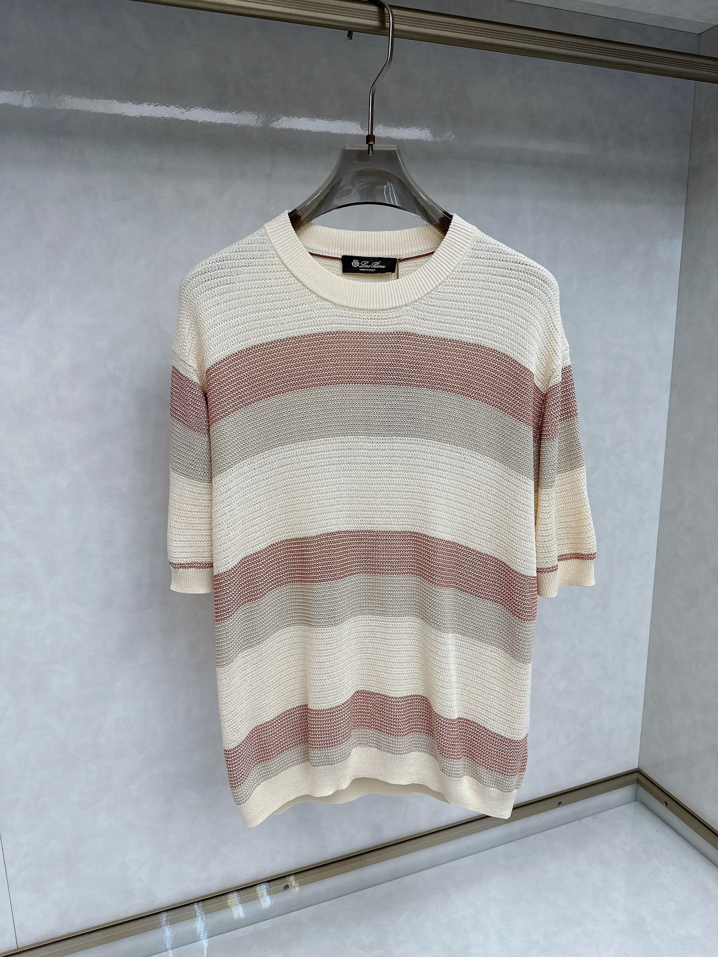 NO:425963,LP new men's round neck knitted T-shirt short-sleeved imported fabrics are presented. The light and soft fabric has been dyed with ready-to-wear to create an elegant texture. Original customization Imported yarn color dyed Custom rib collar Custom ribs Classic makes the clothes softer with the inherent sporty atmosphere. The versatile style makes it very suitable for single wear, and all auxiliary materials are all customer-supplied. The thickness is the same as that of conventional beads, which is cool and breathable, skin-friendly and delicate, not sweaty, and is super comfortable. The solid color design style is atmospheric and fashionable overall, and is just casual and business-friendly!  S-L, loro piana, T-shirt,tees, t-shirt,alexander wang19860909LP 新款男士圆领针织T恤衫短袖 进口面料呈现.轻盈柔软的面料经过成衣染色,营造出优雅纹理,原版定制 进口纱线色染 定制罗纹领口 定制罗纹 经典让衣服与生俱有的运动气息得以柔和.百搭风范令其非常适合单穿,所有辅料全部客供.客供纱制作,厚度和常规珠地一样,凉爽透气,亲肤细腻不闷汗,超级舒服.纯色设计款,整体就是大气时尚,休闲商务都即可！ 码数S-L,,loro piana,T-shirt,tees，t-shirt,alexander wang,Men's clothing