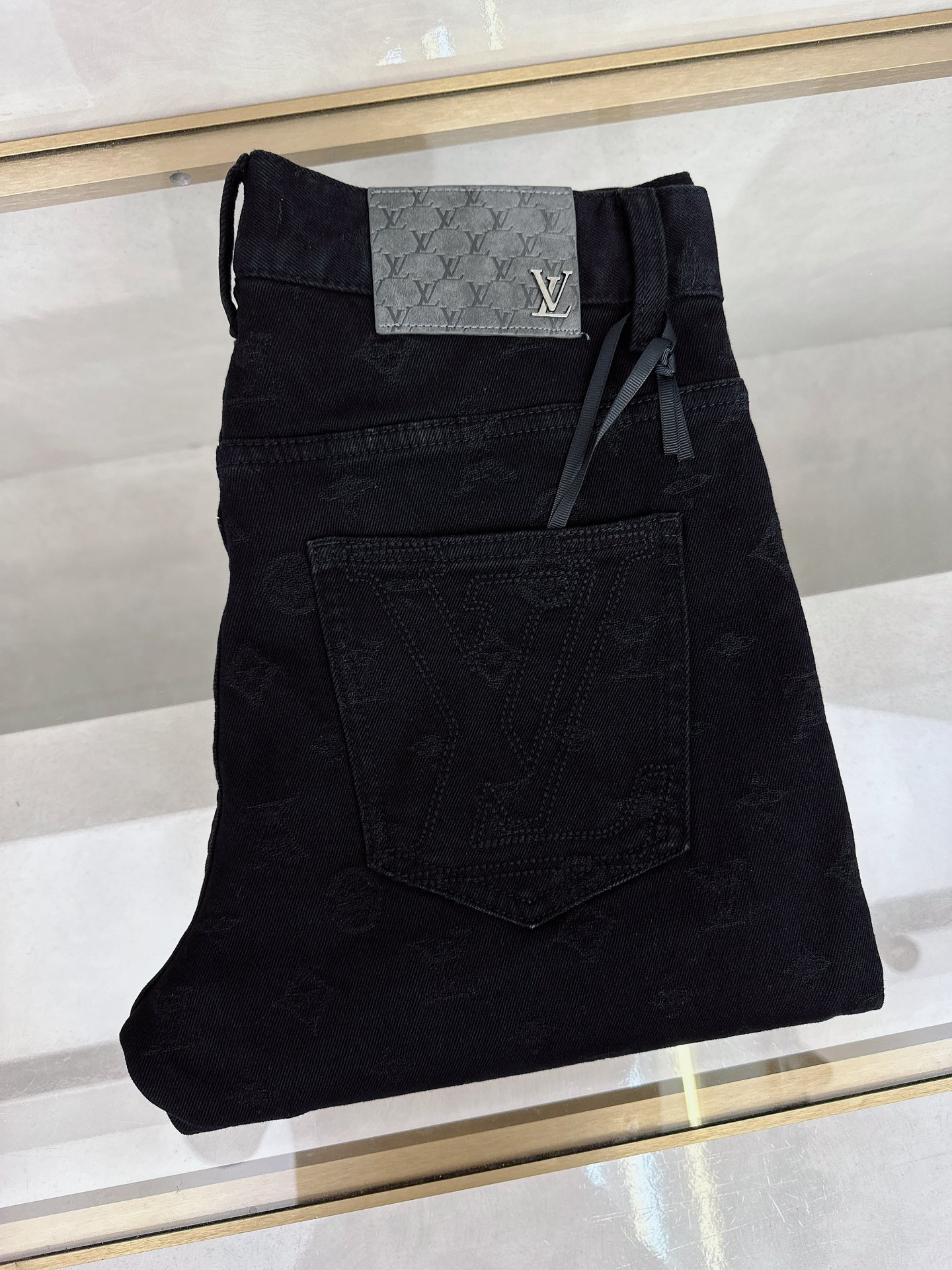 NO:425971,The new LV 2025 summer model is available in stock, the original single hot jeans are super customized, the original hardware, super heavy industry technology, the style is super excellent, the details are impeccable!  The style is not picky, it is very high-end, and the good products are not waiting for everyone. Take a look at it and start quickly. Size 28-38, louis vuitton, jeans, alexander wang19860909LV 2025夏季新款现货上市,原单爆款牛仔裤超级定制款,原版五金,超级重工工艺,版型超赞细节做工无可挑剔！款式不挑人,特别高档,好货不等人,看中赶紧下手,尺码28-38,,louis vuitton,jeans,alexander wang,Men's clothing