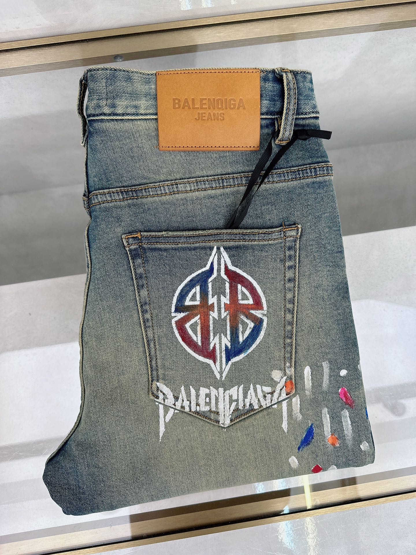 NO:425976,Balenciaga 2025 summer new model is available in stock, original single hot jeans super customized model, original hardware, super heavy industry technology, excellent version, impeccable details!  The style is not picky, it is very high-end, and the good products are not waiting for everyone. Take a look at it and start quickly. Size 28-38, balenciaga, jeans, alexander wang19860909巴黎世家 2025夏季新款现货上市,原单爆款牛仔裤超级定制款,原版五金,超级重工工艺,版型超赞细节做工无可挑剔！款式不挑人,特别高档,好货不等人,看中赶紧下手,尺码28-38,,balenciaga,jeans,alexander wang,Men's clothing