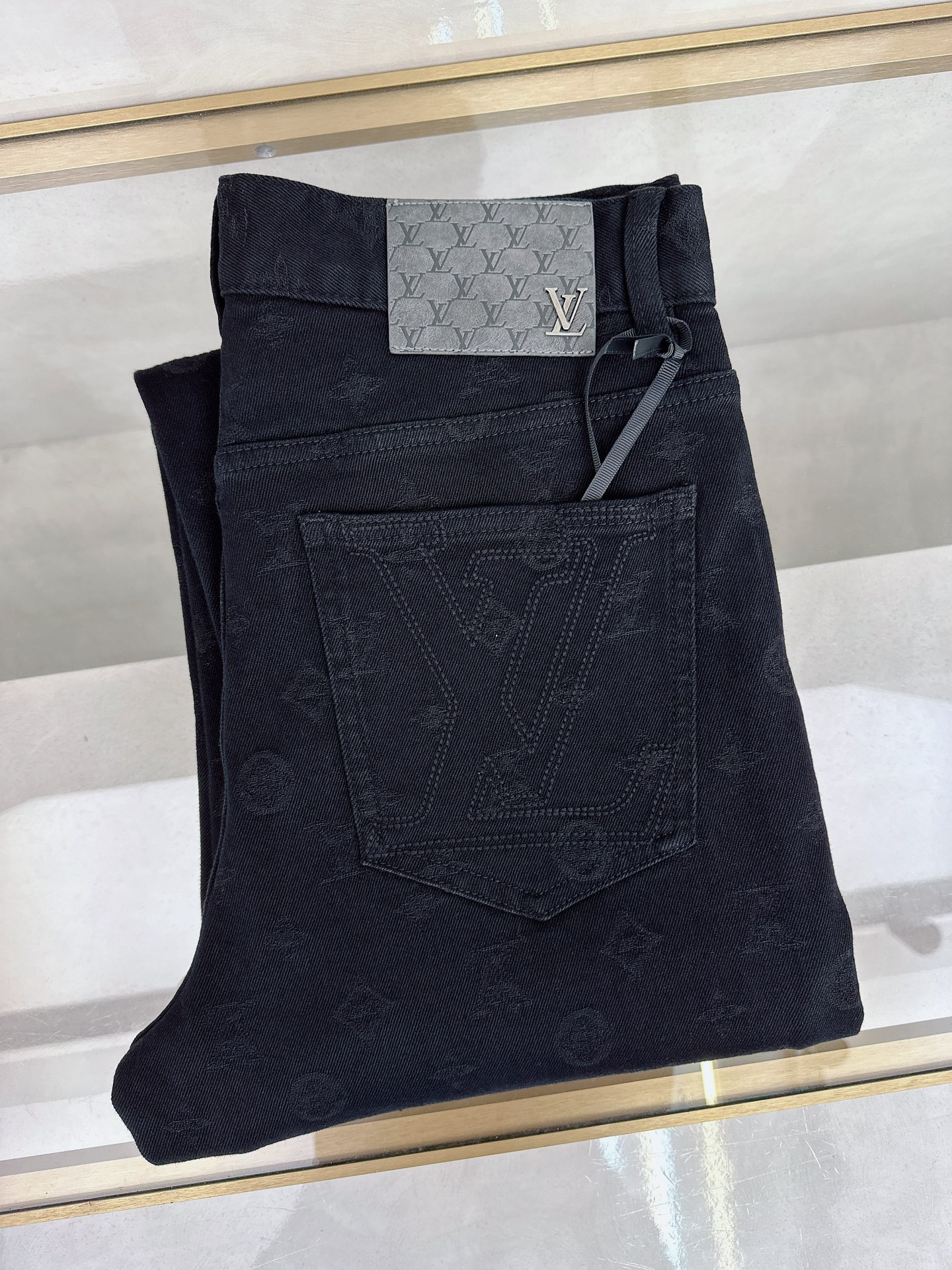 NO:425980,The new LV 2025 summer model is available in stock, the original single hot jeans are super customized, the original hardware, super heavy industry technology, the style is super excellent, the details are impeccable!  The style is not picky, it is very high-end, and the good products are not waiting for everyone. If you like it, hurry up and start. Size S-2xl, louis vuitton, jeans, alexander wang19860909LV 2025夏季新款现货上市,原单爆款牛仔裤超级定制款,原版五金,超级重工工艺,版型超赞细节做工无可挑剔！款式不挑人,特别高档,好货不等人,看中赶紧下手,尺码S-2xl,,louis vuitton,jeans,alexander wang,Men's clothing