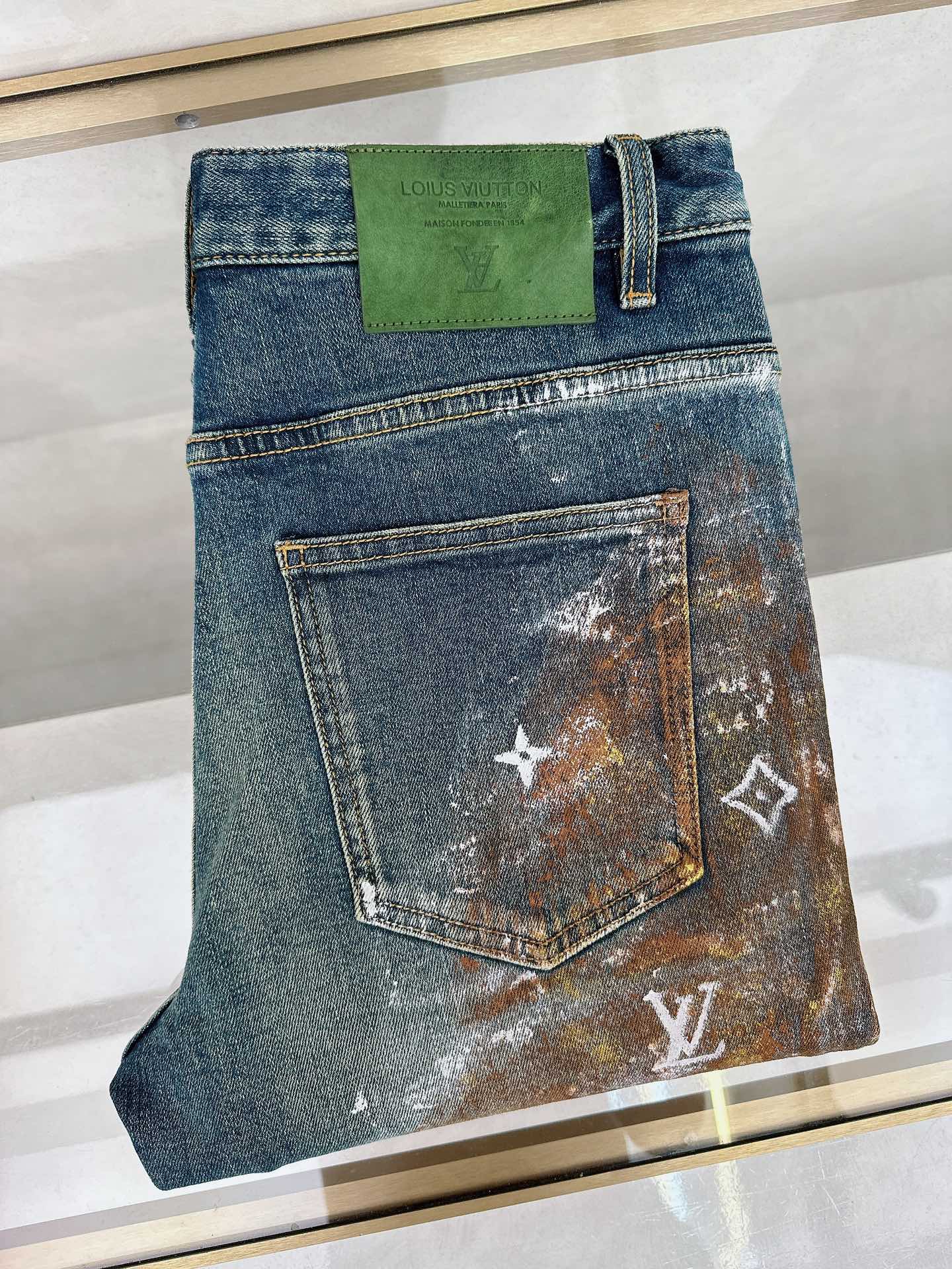 NO:425983,The new LV 2025 summer model is available in stock, the original single hot jeans are super customized, the original hardware, super heavy industry technology, the style is super excellent, the details are impeccable!  The style is not picky, it is very high-end, and the good products are not waiting for everyone. Take a look at it and start quickly. Size 28-38, louis vuitton, jeans, alexander wang19860909LV 2025夏季新款现货上市,原单爆款牛仔裤超级定制款,原版五金,超级重工工艺,版型超赞细节做工无可挑剔！款式不挑人,特别高档,好货不等人,看中赶紧下手,尺码28-38,,louis vuitton,jeans,alexander wang,Men's clothing
