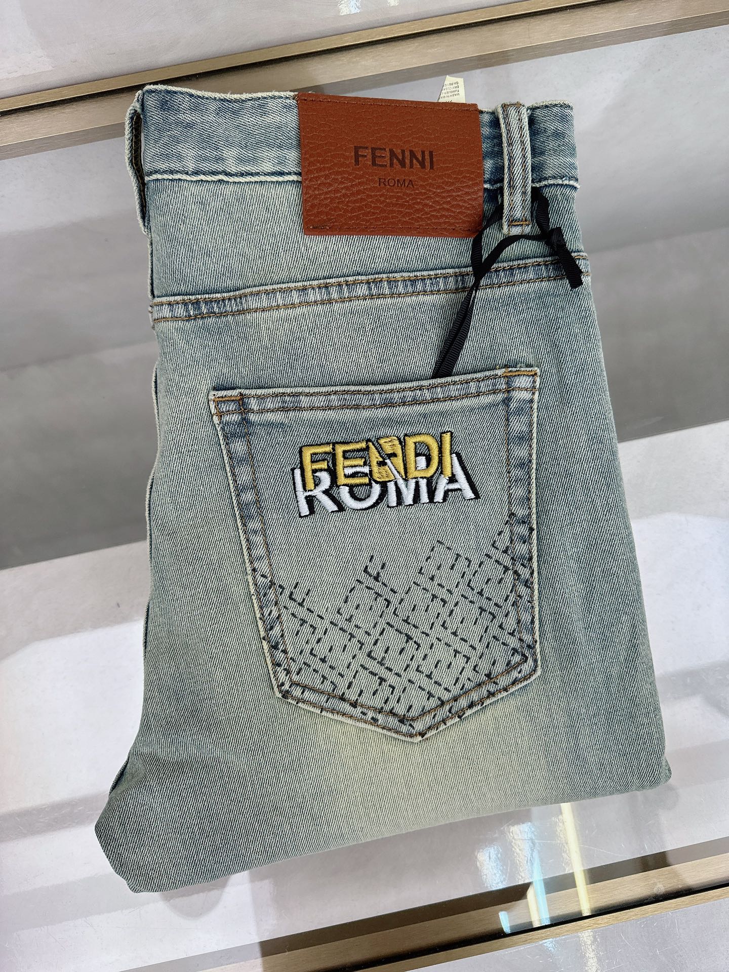 NO:425985,Fendi's new summer 2025 is available in stock, with original single hot jeans super customized style, original hardware, super heavy industry technology, excellent style, impeccable details!  The style is not picky, it is very high-end, and the good products are not waiting for everyone. If you like it, hurry up and start, size 28-38, fendi, jeans, alexander wang19860909芬迪 2025夏季新款现货上市,原单爆款牛仔裤超级定制款,原版五金,超级重工工艺,版型超赞细节做工无可挑剔！款式不挑人,特别高档,好货不等人,看中赶紧下手,尺码28-38,,fendi,jeans,alexander wang,Men's clothing