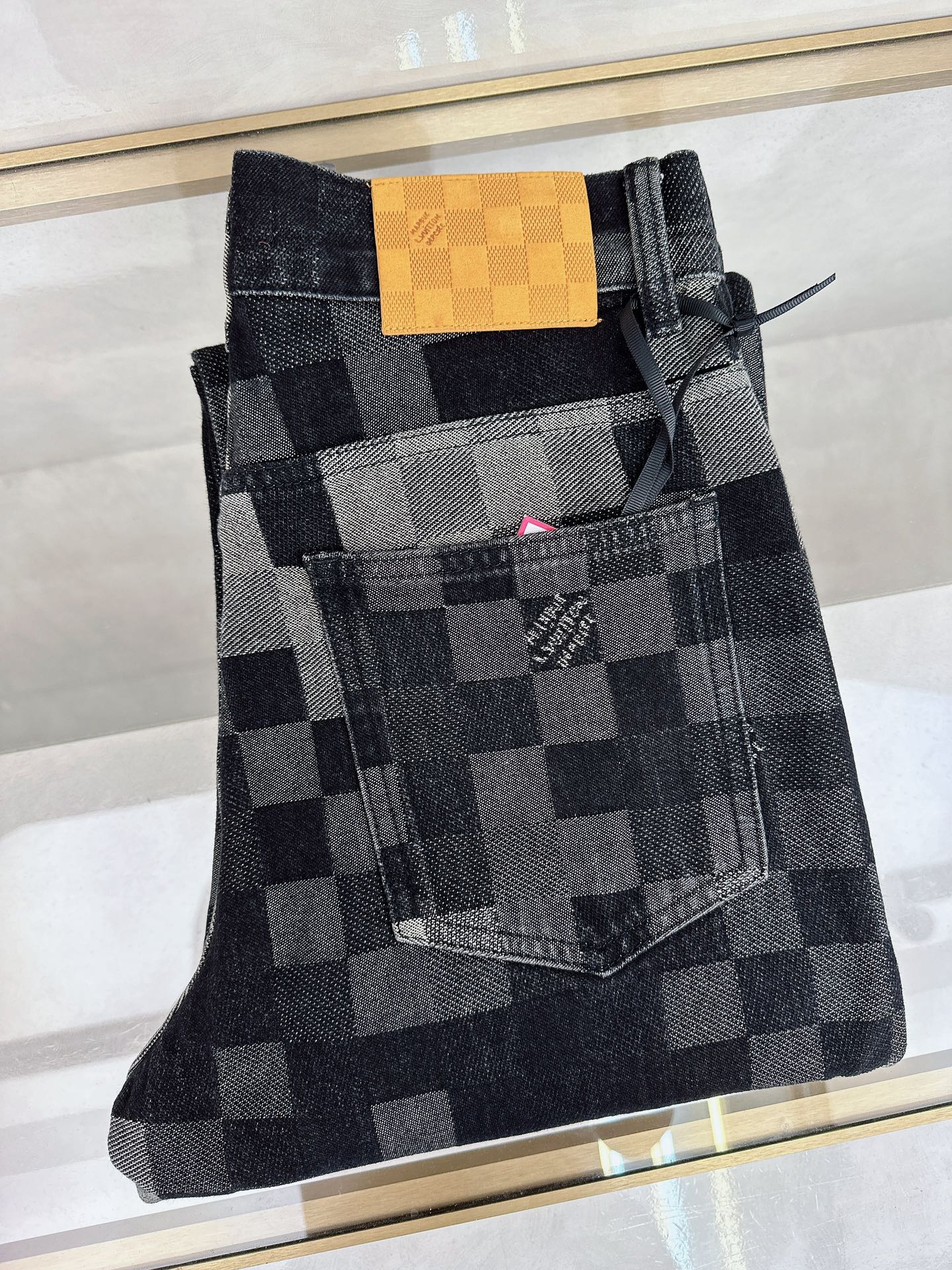 NO:425987,The new LV 2025 summer model is available in stock, the original single hot jeans are super customized, the original hardware, super heavy industry technology, the style is super excellent, the details are impeccable!  The style is not picky, it is very high-end, and the good products are not waiting for everyone. If you like it, hurry up and start. Size S-2xl, louis vuitton, jeans, alexander wang19860909LV 2025夏季新款现货上市,原单爆款牛仔裤超级定制款,原版五金,超级重工工艺,版型超赞细节做工无可挑剔！款式不挑人,特别高档,好货不等人,看中赶紧下手,尺码S-2xl,,louis vuitton,jeans,alexander wang,Men's clothing