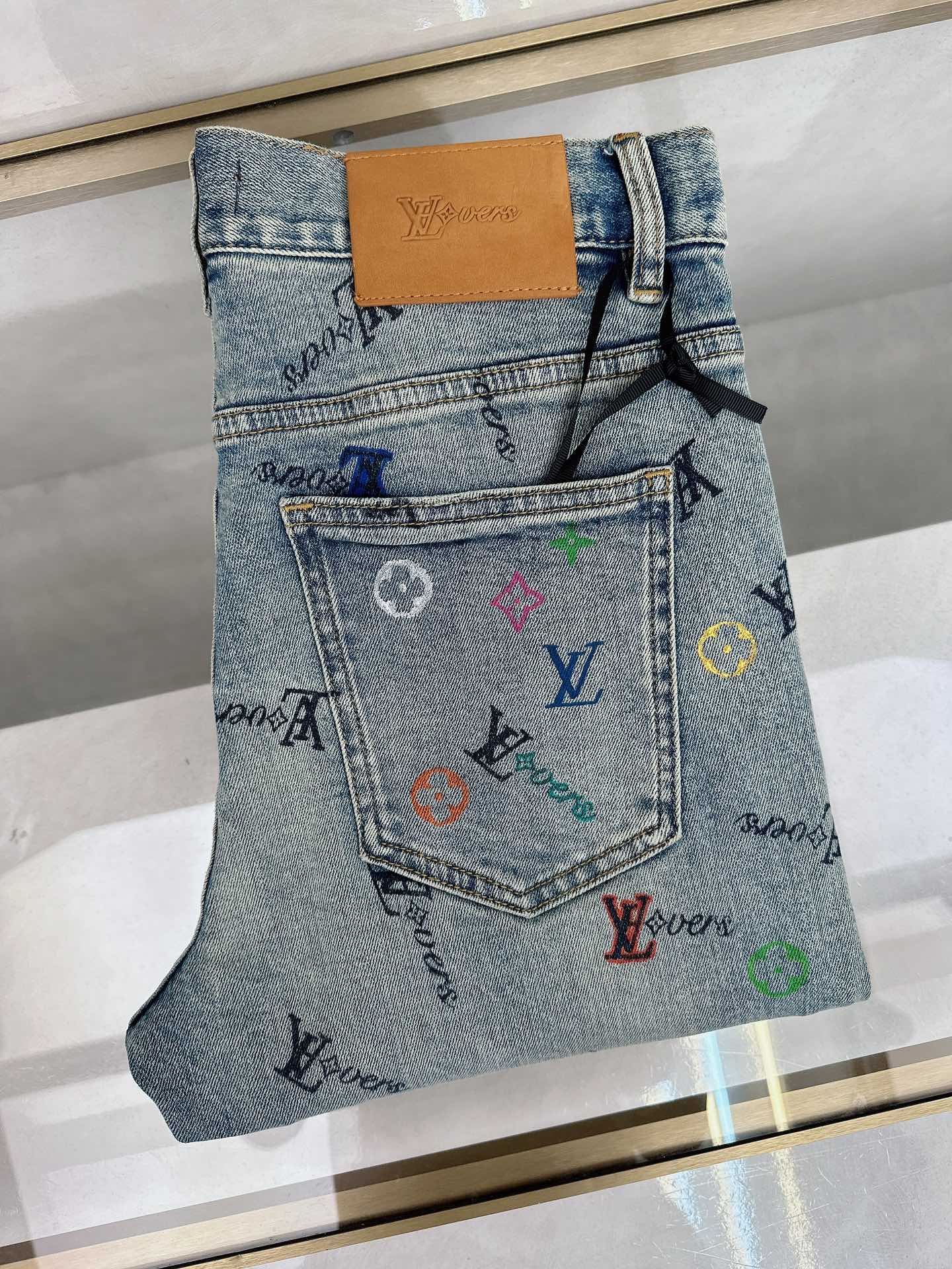 NO:425989,The new LV 2025 summer model is available in stock, the original single hot jeans are super customized, the original hardware, super heavy industry technology, the style is super excellent, the details are impeccable!  The style is not picky, it is very high-end, and the good products are not waiting for everyone. Take a look at it and start quickly. Size 28-38, louis vuitton, jeans, alexander wang19860909LV 2025夏季新款现货上市,原单爆款牛仔裤超级定制款,原版五金,超级重工工艺,版型超赞细节做工无可挑剔！款式不挑人,特别高档,好货不等人,看中赶紧下手,尺码28-38,,louis vuitton,jeans,alexander wang,Men's clothing