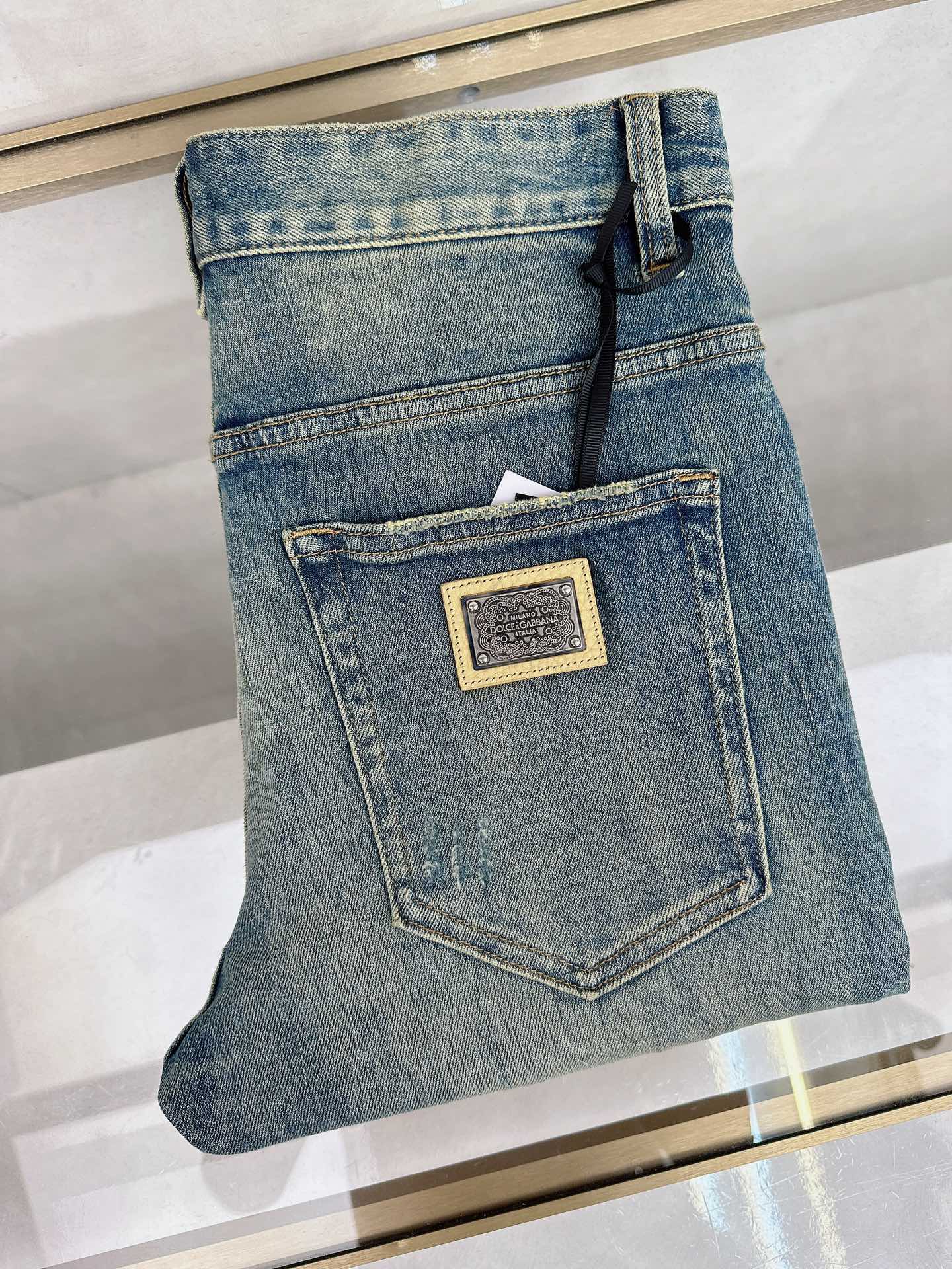 NO:425991,DG 2025 summer new model is available in stock, original single hot jeans super customized model, original hardware, super heavy industry technology, excellent version, impeccable details!  The style is not picky, it is very high-end, and the good products are not waiting for everyone. If you like it, hurry up and start, size 28-38, jeans, alexander wang19860909DG 2025夏季新款现货上市,原单爆款牛仔裤超级定制款,原版五金,超级重工工艺,版型超赞细节做工无可挑剔！款式不挑人,特别高档,好货不等人,看中赶紧下手,尺码28-38,,jeans,alexander wang,Men's clothing