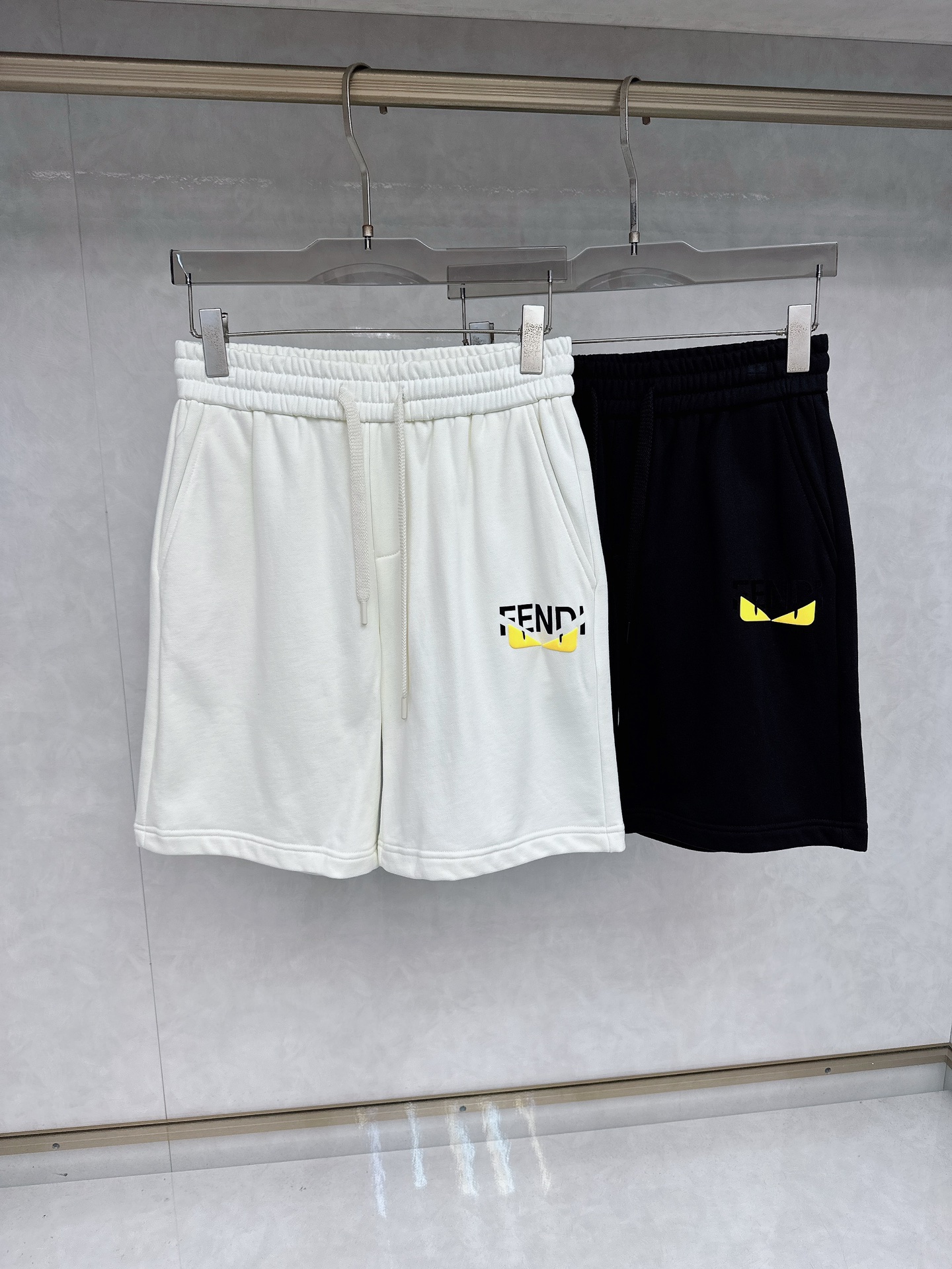 NO:425969,Fendi 2025 summer new men's casual shorts, high-end custom fabric breathable fabric, extremely breathable, elastic and comfortable, impeccable details, top-level auxiliary materials, original logo design concept, delicate and soft feel!  The upper body style is excellent!  Size M-4XL, fendi, shorts, alexander wang19860909芬迪 2025夏季新款男士休闲短裤,高级定制面料透气面料 透气弹力舒适度极高,细节无可挑剔,顶级辅料配备,原版logo设计理念,手感细腻柔软！上身版型超赞！尺码M-4XL,,fendi,shorts,alexander wang,Men's clothing