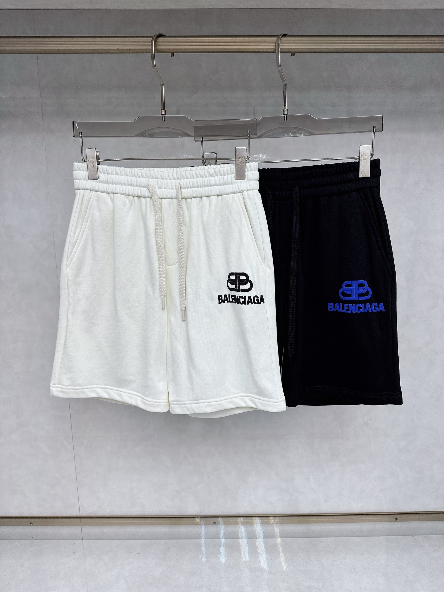 NO:425972,Balenciaga 2025 summer new men's casual shorts, high-end custom fabric breathable fabric, extremely breathable, elastic and comfortable, impeccable details, top-level auxiliary materials, original logo design concept, delicate and soft feel!  The upper body style is excellent!  Size M-4XL, balenciaga, shorts, alexander wang19860909巴黎世家 2025夏季新款男士休闲短裤,高级定制面料透气面料 透气弹力舒适度极高,细节无可挑剔,顶级辅料配备,原版logo设计理念,手感细腻柔软！上身版型超赞！尺码M-4XL,,balenciaga,shorts,alexander wang,Men's clothing