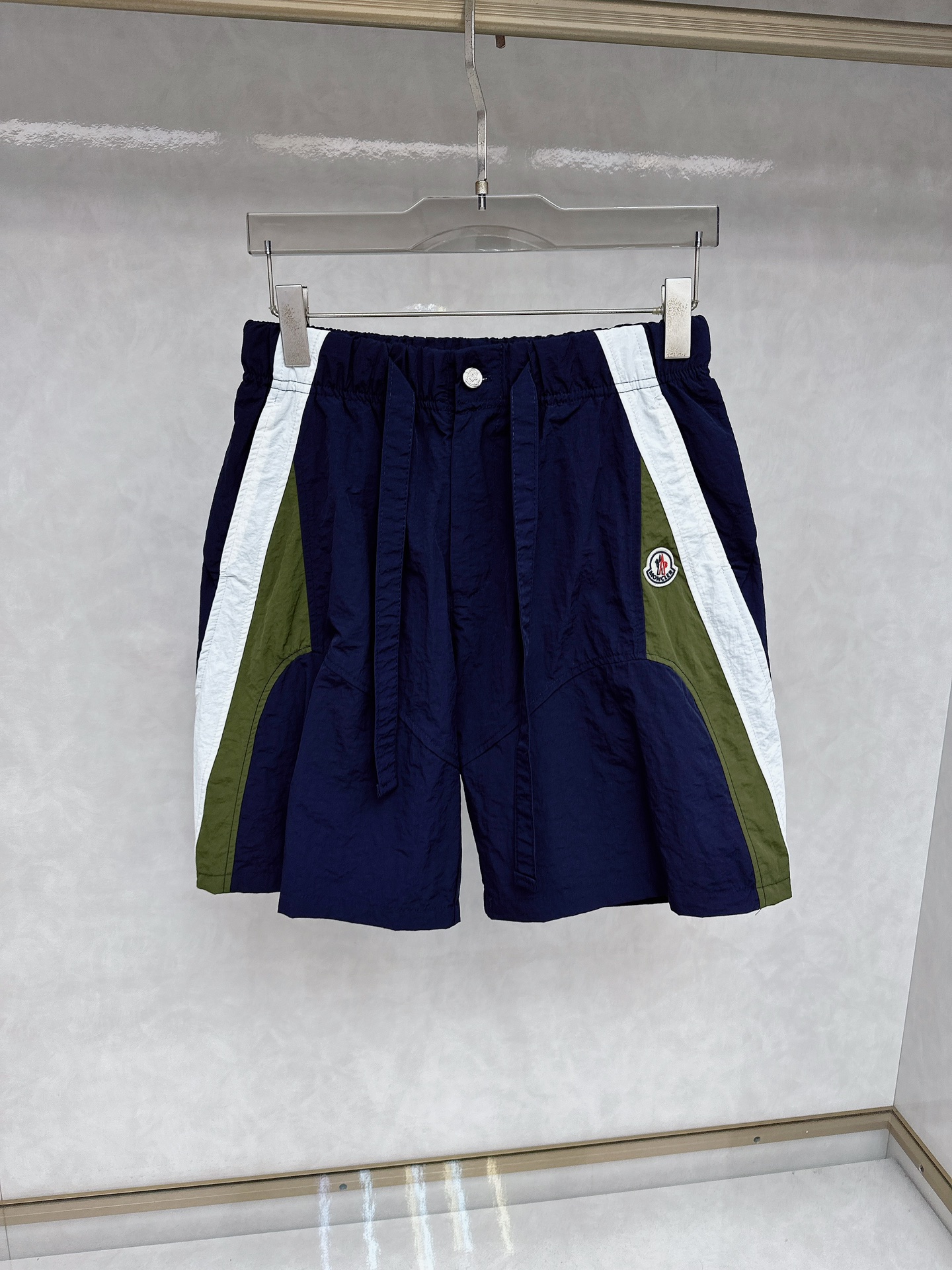NO:425934,The new 2025 summer casual shorts for men, high-end custom fabric breathable fabric, extremely breathable elastic and comfortable, impeccable details, top-level auxiliary materials, original logo design concept, delicate and soft feel!  The upper body style is excellent!  Size M-3xl, Moncler, shorts, alexander wang19860909蒙口 2025夏季新款男士休闲短裤,高级定制面料透气面料 透气弹力舒适度极高,细节无可挑剔,顶级辅料配备,原版logo设计理念,手感细腻柔软！上身版型超赞！尺码M-3xl,,Moncler,shorts,alexander wang,Men's clothing
