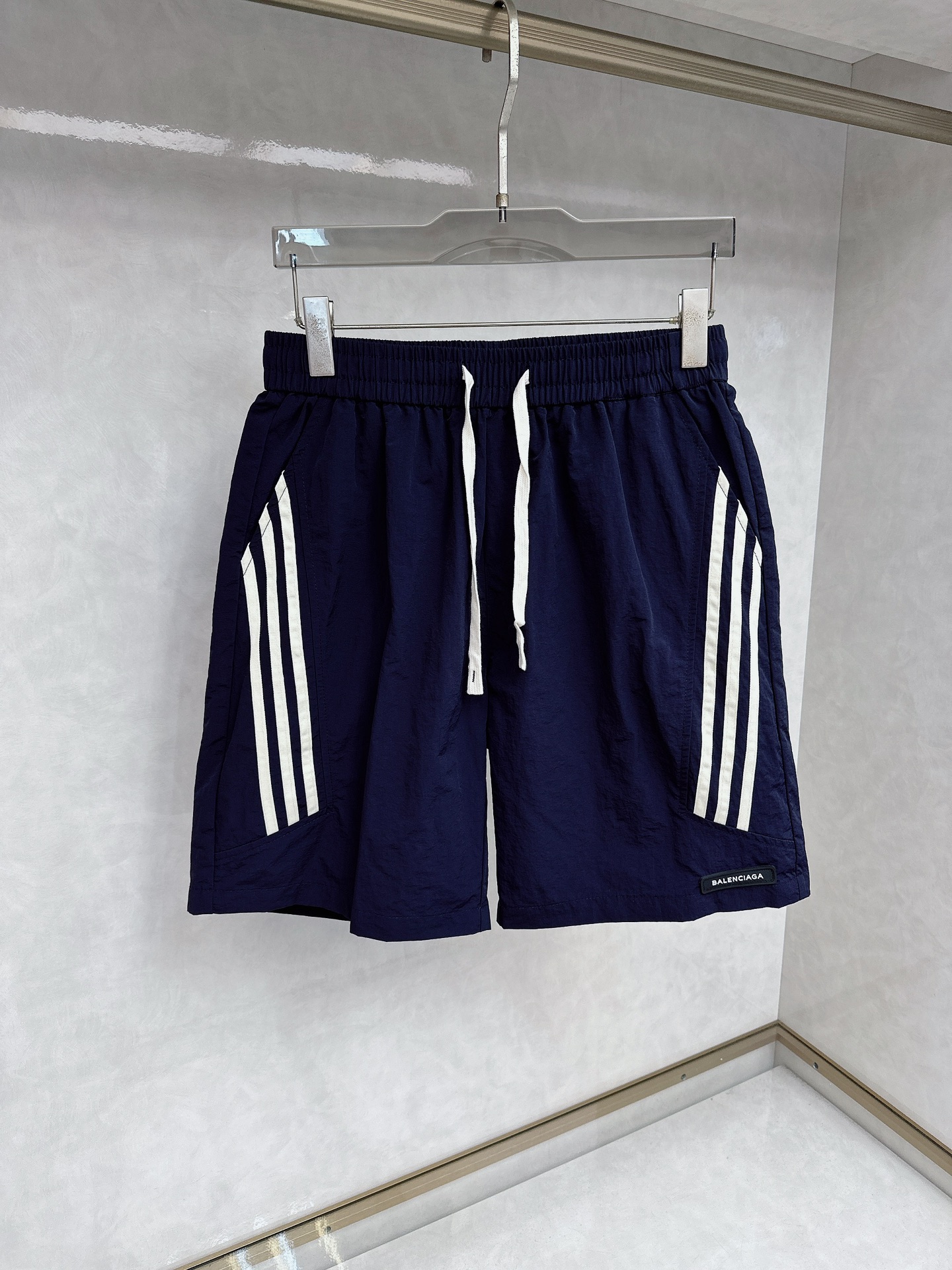 NO:425940,Balenciaga 2025 summer new men's casual shorts, high-end custom fabric breathable fabric, extremely breathable, elastic and comfortable, impeccable details, top-level auxiliary materials, original logo design concept, delicate and soft feel!  The upper body style is excellent!  Size M-3xl, balenciaga, shorts, alexander wang19860909巴黎世家 2025夏季新款男士休闲短裤,高级定制面料透气面料 透气弹力舒适度极高,细节无可挑剔,顶级辅料配备,原版logo设计理念,手感细腻柔软！上身版型超赞！尺码M-3xl,,balenciaga,shorts,alexander wang,Men's clothing