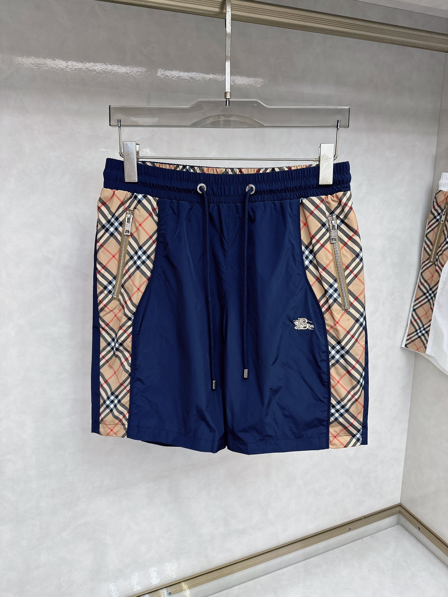 NO:451875,Burberry's new summer 2025 men's casual shorts, high-end custom fabric breathable fabric, extremely breathable, elastic and comfortable, impeccable details, top-level auxiliary materials, original logo design concept, delicate and soft feel!  The upper body style is excellent!  Size M-XXXL, burberry, shorts, alexander wang19860909巴宝莉 2025夏季新款男士休闲短裤,高级定制面料透气面料 透气弹力舒适度极高,细节无可挑剔,顶级辅料配备,原版logo设计理念,手感细腻柔软！上身版型超赞！尺码M-XXXL,,burberry,shorts,alexander wang,Men's clothing