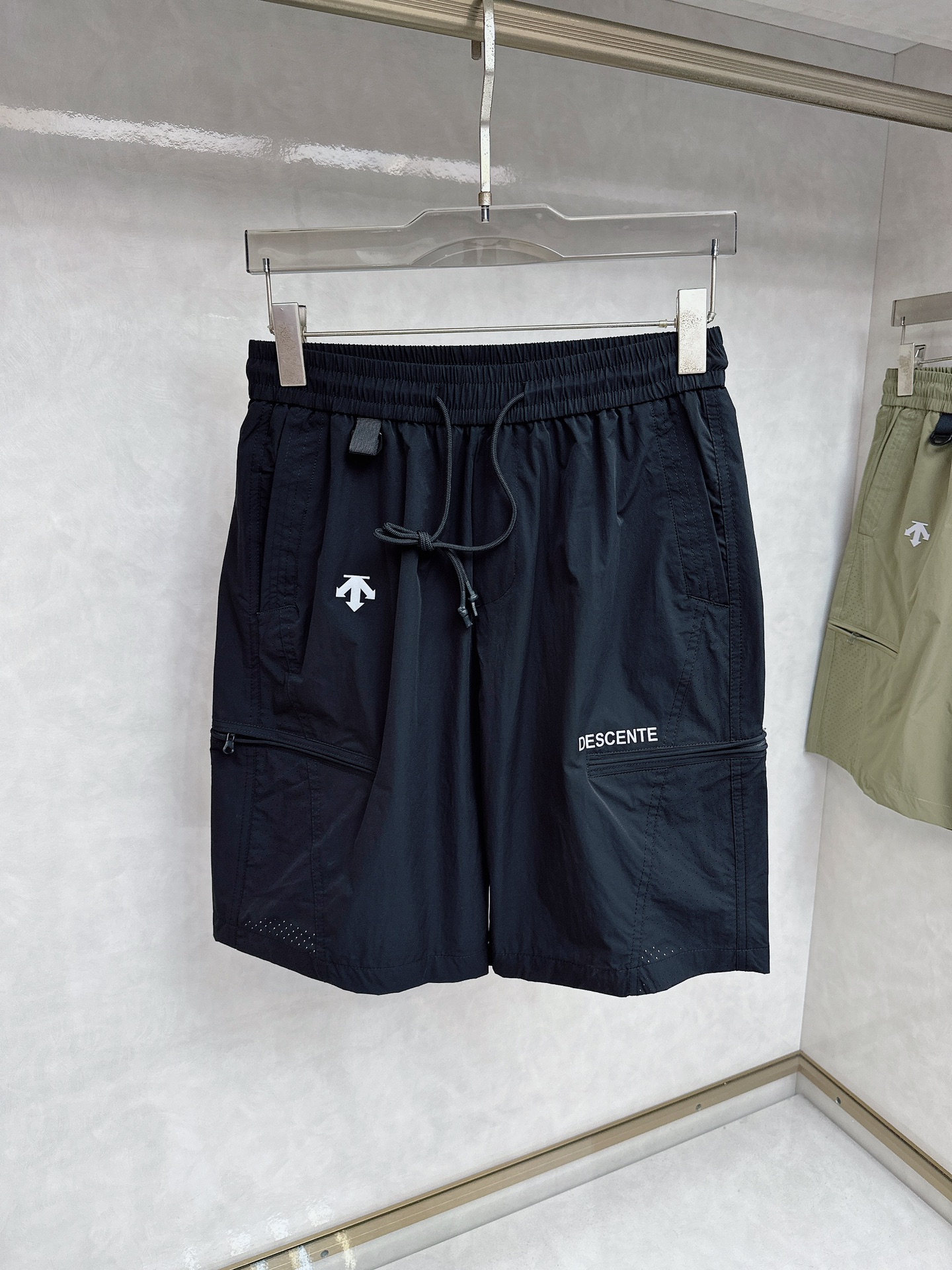 NO:451880,DiSante 2025 summer new men's casual shorts, high-end custom fabric breathable fabric, extremely breathable elastic and comfortable, impeccable details, top-level auxiliary materials, original logo design concept, delicate and soft feel!  The upper body style is excellent!  Size M-XXXL, shorts,alexander wang19860909迪桑特 2025夏季新款男士休闲短裤,高级定制面料透气面料 透气弹力舒适度极高,细节无可挑剔,顶级辅料配备,原版logo设计理念,手感细腻柔软！上身版型超赞！尺码M-XXXL,,shorts,alexander wang,Men's clothing