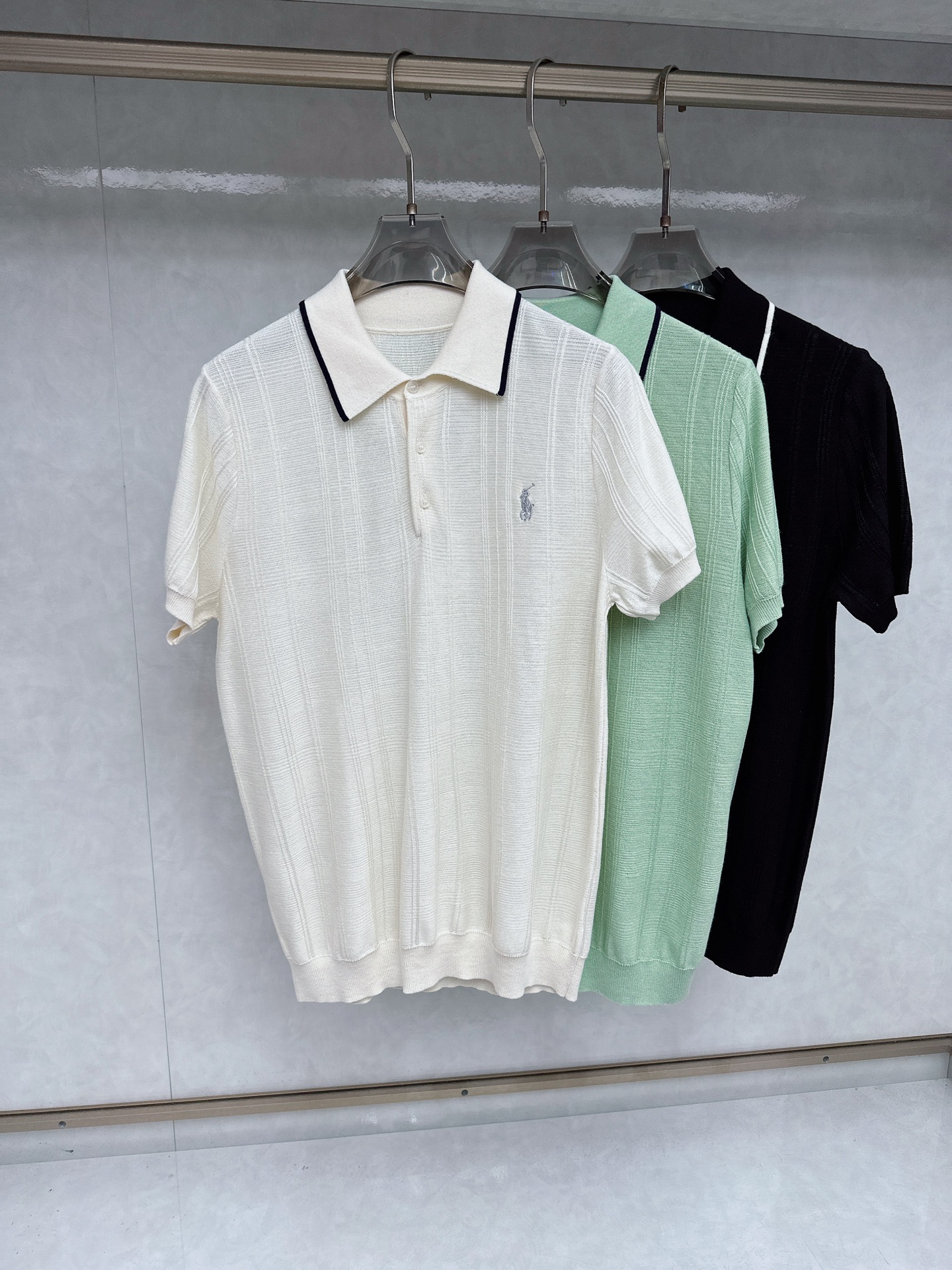 NO:479102,2025 Men's logo short-sleeved polo shirt, business casual lapel POLO shirt. This Polo shirt is made of mercerized double-sided cotton bead floor fabric, and the timeless design can transcend fashion trends. Classic style, slit design on both sides makes the overall feel more detailed. The combination style, the fabric is made of cotton beaded material, which is comfortable, skin-friendly, breathable, and is a very practical model for daily commuting and leisure. Size M- 3xl,,T-shirt,alexander wang198609092025男士标识短袖polo衫,商务休闲翻领POLO恤.该款Polo衫采用丝光双面棉质珠地面料制成,隽永设计可跨越时尚潮流.经典款型,两侧开叉设计 让整体更具细节感 合体的版型,面料采用全棉珠地料,舒适,亲肤,透气好,平时通勤休闲都很实穿的一款 尺码M- 3xl,,T-shirt,alexander wang,Men's clothing