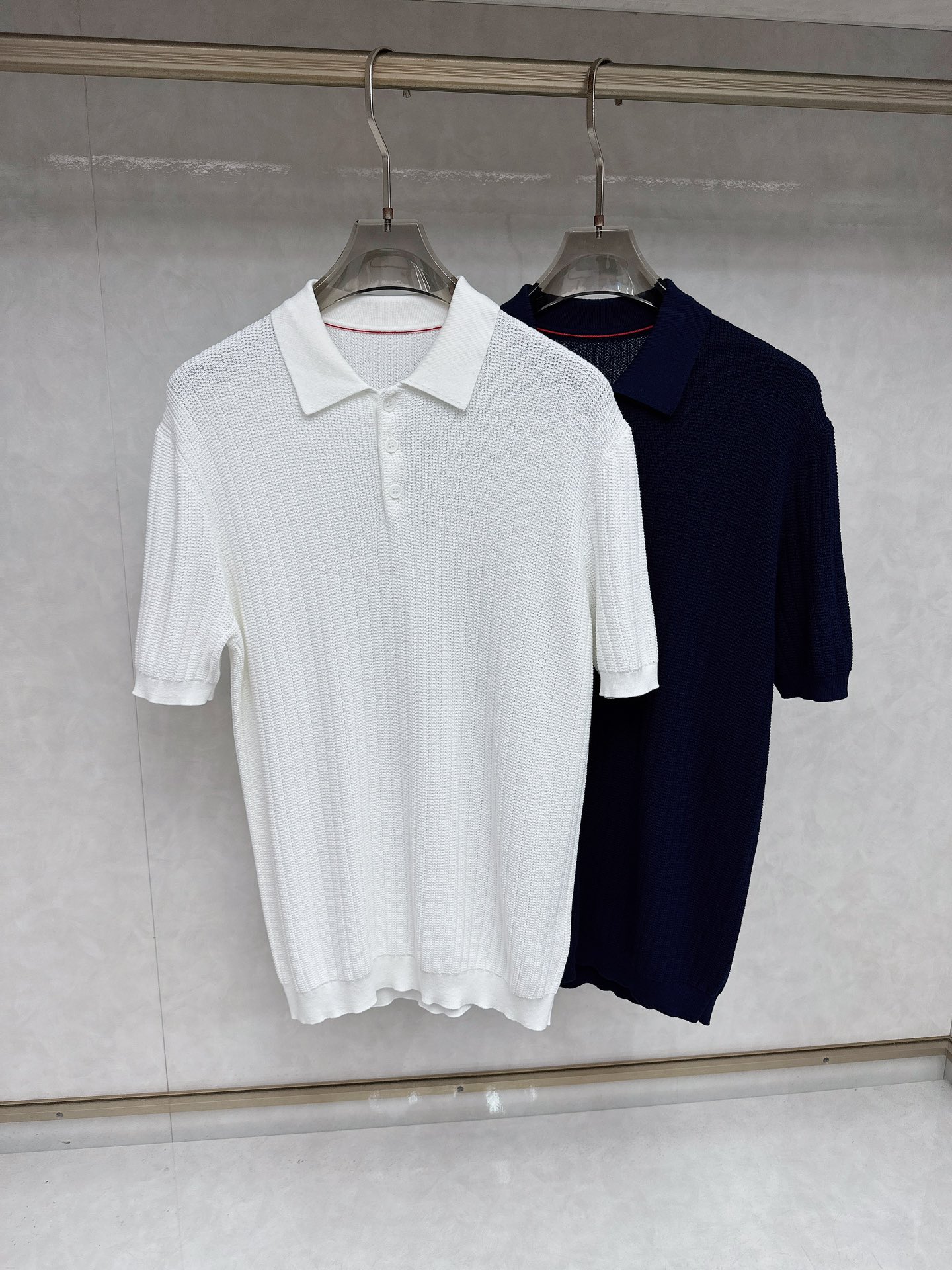 NO:479110,LP men's logo short-sleeved polo shirt, business casual lapel POLO shirt. This Polo shirt is made of mercerized double-sided cotton bead floor fabric, and the timeless design can transcend fashion trends. The classic style makes the overall more detailed. The integrated style is made of cotton bead floor, which is comfortable, skin-friendly, and breathable. It is a model that is very practical for commuting and leisure. Size M- 3xl,,loro piano,T-shirt,alexander wang19860909LP 男士标识短袖polo衫,商务休闲翻领POLO恤.该款Polo衫采用丝光双面棉质珠地面料制成,隽永设计可跨越时尚潮流.经典款型,让整体更具细节感 合体的版型,面料采用全棉珠地料,舒适,亲肤,透气好,平时通勤休闲都很实穿的一款 尺码M- 3xl,,loro piana,T-shirt,alexander wang,Men's clothing