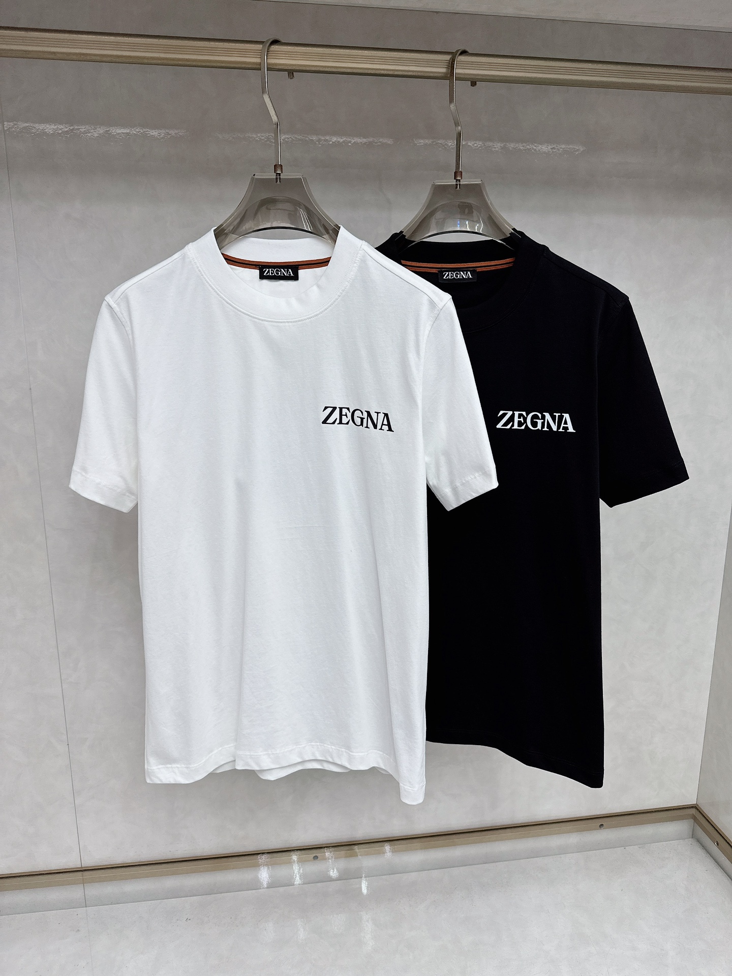 NO:479051,Jenia 2025 Spring and Summer Series New Products Men's Regular T-shirts are elegant and casual style, showing exquisite craftsmanship and fine traditions. This T-shirt combines elegant temperament and casual style. It is carefully crafted with precious mercerized double-sided fabrics, and the chest is decorated with brand logo to enhance the style. The upper body effect is very good. You can match it with various denim or casual pants at will, a fashion essential item. Size M-3XL, zegna, tees, t-shirt, alexander wang19860909杰尼亚 2025春夏系列新品 男士常规版型T恤 以优雅随意地风格,彰显精湛工艺和优良传统.这款T恤结合典雅气质与休闲风范.采用珍贵的丝光双面面料精心制作,胸前饰以品牌logo提升格调,上身效果非常赞可随意搭配各式牛仔或休闲裤,时尚必备单品.尺码M-3XL,,zegna,tees，t-shirt,alexander wang,Men's clothing