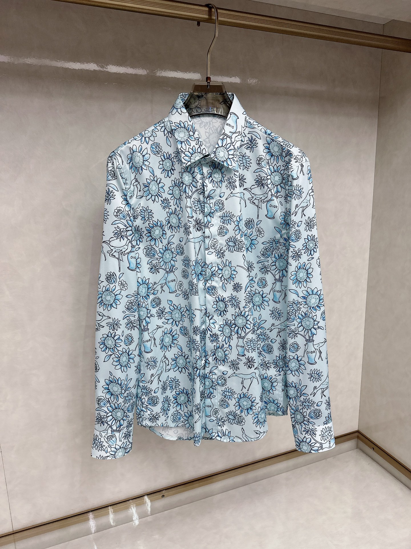 NO:479058,Dio* Dior 25ss new animal and plant-filmed mulberry silk twill shirt from DIO AND HYLTON NEL joint series, showing the interpretation of the artist's works. It is carefully crafted with green mulberry silk twill fabric, classic tailored with hidden buttons. The style is full of fashion and can be matched with other items in this limited series. Size39-S40-M41-L42-XL,,dior,dior,shirts,alexander wang19860909Dio*迪奥 25ss新款动植物满印桑蚕丝斜纹花衬衫 来自 DIO AND HYLTON NEL 联名系列,展现了对艺术家作品的诠释.采用绿色桑蚕丝斜纹面料精心制作,经典剪裁,搭配隐藏式纽扣开合.款式充满时尚气息,可搭配该限定系列的其他单品. Size39-S40-M41-L42-XL,,dior,dior,shirts,alexander wang,Men's clothing