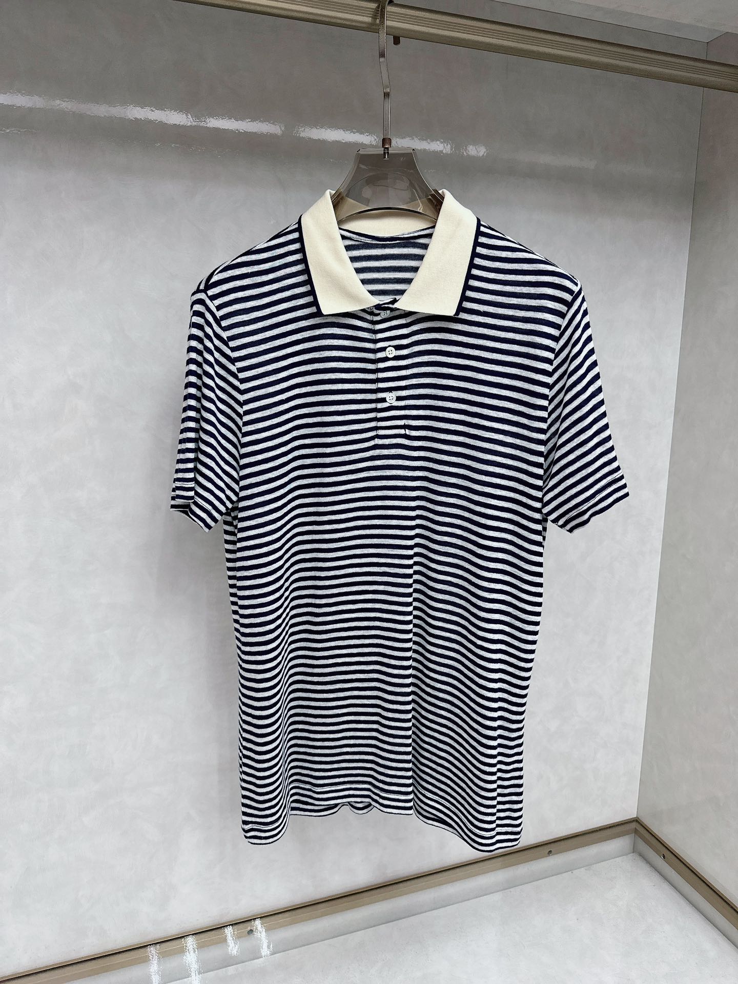 NO:479047,2025 Men's logo short-sleeved polo shirt, business casual lapel POLO shirt. This Polo shirt is made of mercerized double-sided cotton bead floor fabric, and the timeless design can transcend fashion trends. Classic style, slit design on both sides makes the overall feel more detailed. The combination style, the fabric is made of cotton beaded material, which is comfortable, skin-friendly, breathable, and is a very practical model for daily commuting and leisure. Size M- 3xl,,T-shirt,alexander wang198609092025男士标识短袖polo衫,商务休闲翻领POLO恤.该款Polo衫采用丝光双面棉质珠地面料制成,隽永设计可跨越时尚潮流.经典款型,两侧开叉设计 让整体更具细节感 合体的版型,面料采用全棉珠地料,舒适,亲肤,透气好,平时通勤休闲都很实穿的一款 尺码M- 3xl,,T-shirt,alexander wang,Men's clothing