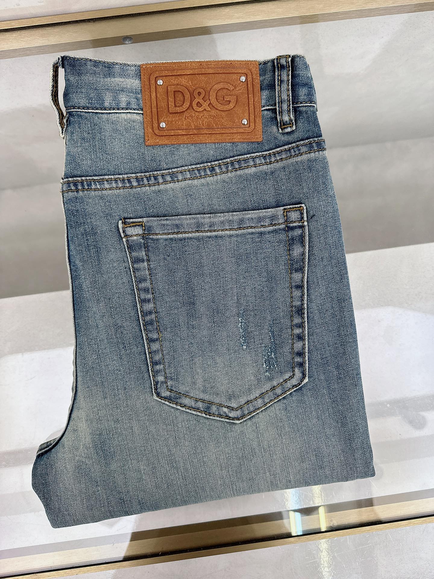 NO:455591,DG 2025 summer new model is available in stock, original single hot jeans super customized model, original hardware, super heavy industry technology, excellent version, impeccable details!  The style is not picky, it is very high-end, and the good products are not waiting for everyone. If you like it, hurry up and start, size 28-36, jeans, alexander wang19860909DG 2025夏季新款现货上市,原单爆款牛仔裤超级定制款,原版五金,超级重工工艺,版型超赞细节做工无可挑剔！款式不挑人,特别高档,好货不等人,看中赶紧下手,尺码28-36,,jeans,alexander wang,Men's clothing