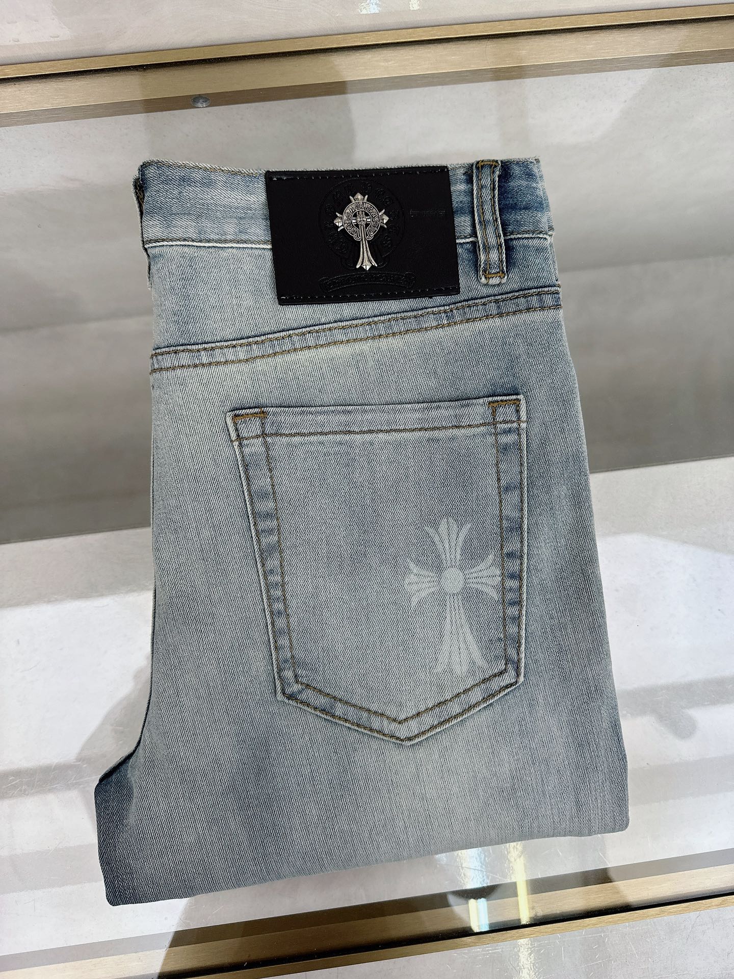 NO:455596,Croxin 2025 summer new model is available in stock, original single hot jeans super customized model, original hardware, super heavy industry technology, excellent version, impeccable details!  The style is not picky, it is very high-end, and the good products are not waiting for everyone. If you like it, hurry up and start, size 28-36, chrome hearts, jeans, alexander wang19860909克罗心 2025夏季新款现货上市,原单爆款牛仔裤超级定制款,原版五金,超级重工工艺,版型超赞细节做工无可挑剔！款式不挑人,特别高档,好货不等人,看中赶紧下手,尺码28-36,,chrome hearts,jeans,alexander wang,Men's clothing