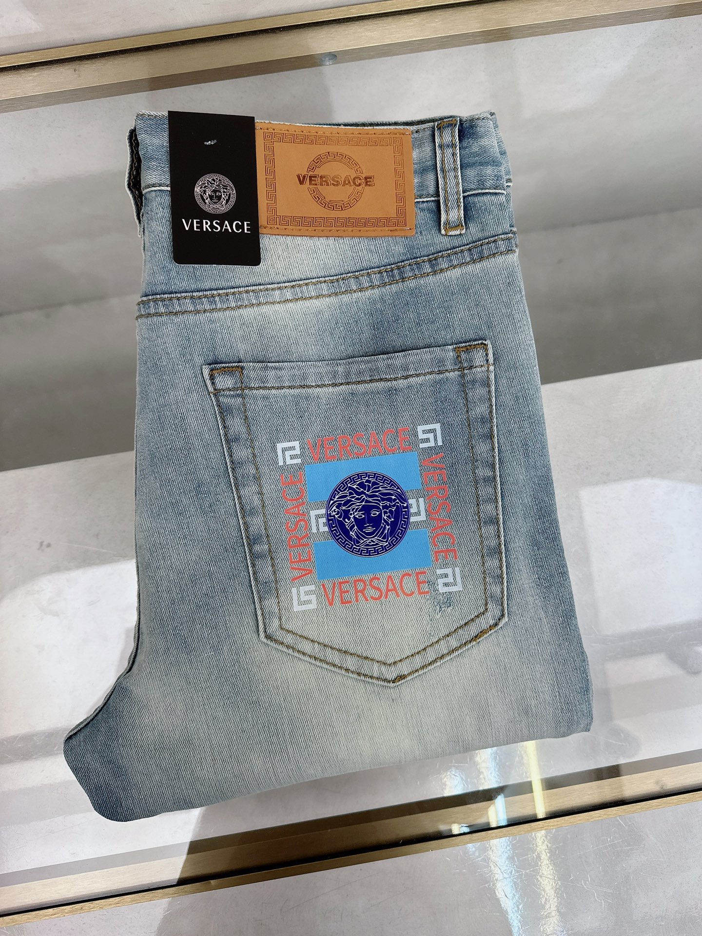 NO:455601,Versace 2025 summer new model is available in stock, original single hot jeans super customized model, original hardware, super heavy industry technology, excellent version, impeccable details!  The style is not picky, it is very high-end, and the good products are not waiting for everyone. Take a look at it and start quickly. Size 28-36, versace, jeans, alexander wang19860909范思哲 2025夏季新款现货上市,原单爆款牛仔裤超级定制款,原版五金,超级重工工艺,版型超赞细节做工无可挑剔！款式不挑人,特别高档,好货不等人,看中赶紧下手,尺码28-36,,versace,jeans,alexander wang,Men's clothing