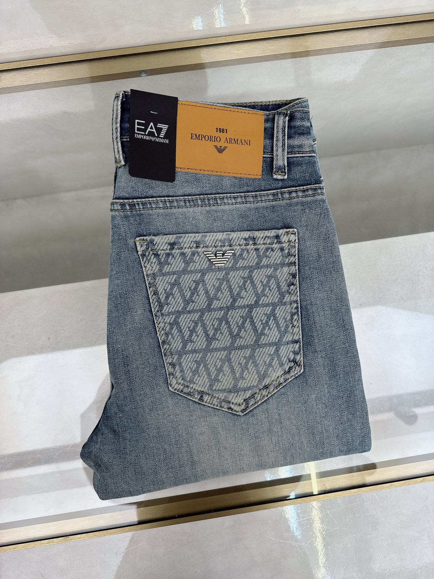 NO:455619,Armani's new summer 2025 is available in stock, with original single hot jeans super customized style, original hardware, super heavy industry technology, excellent style, impeccable details!  The style is not picky, it is very high-end, and the good products are not waiting for everyone. Take a look at it and start quickly. Size 28-38, Armani, jeans, alexander wang19860909阿玛尼 2025夏季新款现货上市,原单爆款牛仔裤超级定制款,原版五金,超级重工工艺,版型超赞细节做工无可挑剔！款式不挑人,特别高档,好货不等人,看中赶紧下手,尺码28-38,,armani,jeans,alexander wang,Men's clothing