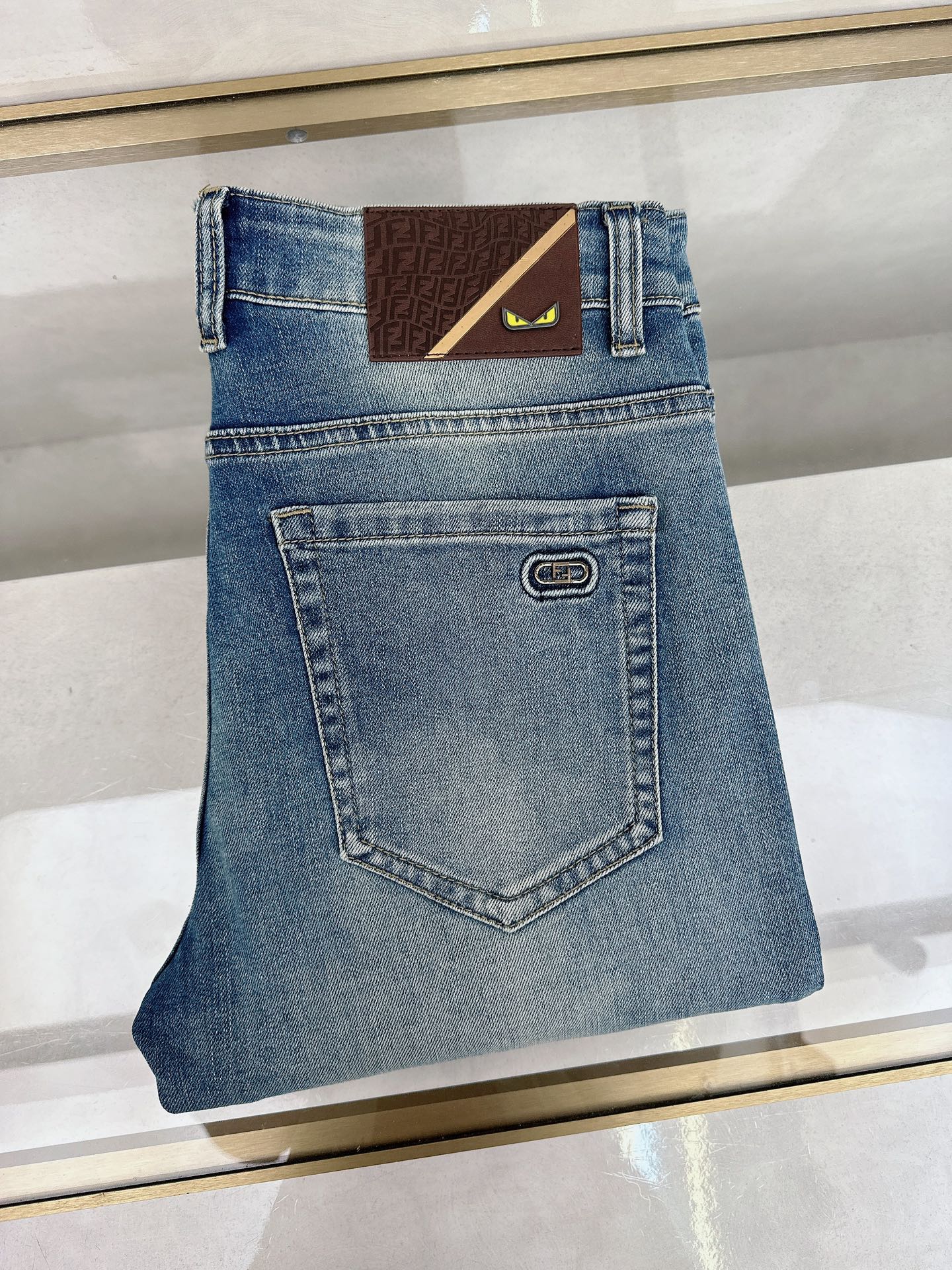 NO:455625,Fendi's new summer 2025 is available in stock, with original single hot jeans super customized style, original hardware, super heavy industry technology, excellent style, impeccable details!  The style is not picky, it is very high-end, and the good products are not waiting for everyone. If you like it, hurry up and start, size 28-38, fendi, jeans, alexander wang19860909芬迪 2025夏季新款现货上市,原单爆款牛仔裤超级定制款,原版五金,超级重工工艺,版型超赞细节做工无可挑剔！款式不挑人,特别高档,好货不等人,看中赶紧下手,尺码28-38,,fendi,jeans,alexander wang,Men's clothing