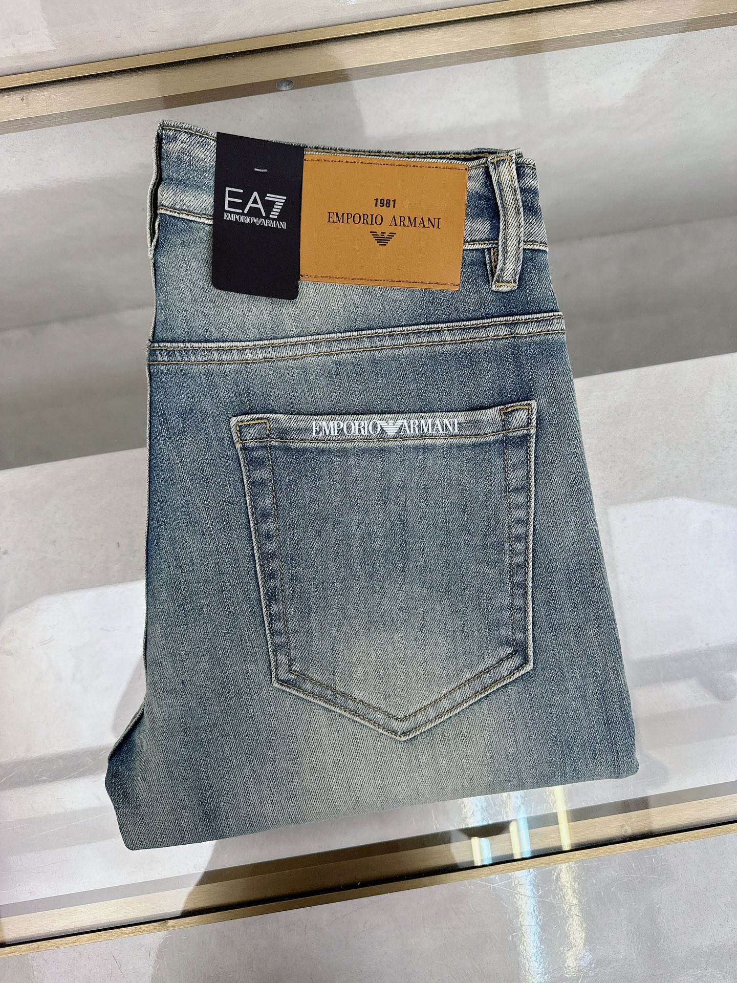 NO:455631,Armani's new summer 2025 is available in stock, with original single hot jeans super customized style, original hardware, super heavy industry technology, excellent style, impeccable details!  The style is not picky, it is very high-end, and the good products are not waiting for everyone. Take a look at it and start quickly. Size 28-38, Armani, jeans, alexander wang19860909阿玛尼 2025夏季新款现货上市,原单爆款牛仔裤超级定制款,原版五金,超级重工工艺,版型超赞细节做工无可挑剔！款式不挑人,特别高档,好货不等人,看中赶紧下手,尺码28-38,,armani,jeans,alexander wang,Men's clothing