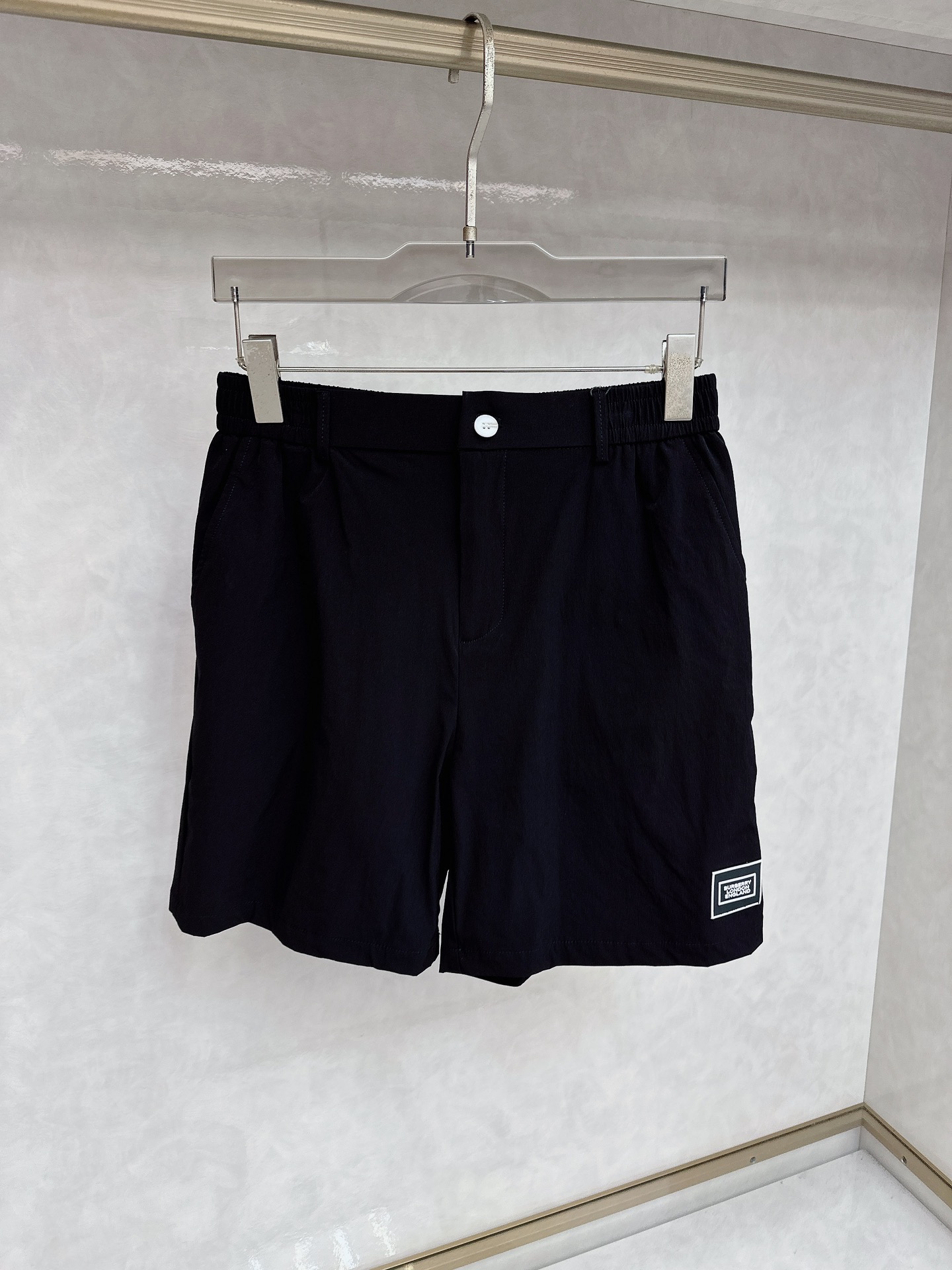 NO:510115,Burberry's new summer 2025 men's casual shorts, high-end custom fabric breathable fabric, extremely breathable, elastic and comfortable, impeccable details, top-level auxiliary materials, original logo design concept, delicate and soft feel!  The upper body style is excellent!  Size M-3xl, Burberry, shorts, alexander wang19860909巴宝莉 2025夏季新款男士休闲短裤,高级定制面料透气面料 透气弹力舒适度极高,细节无可挑剔,顶级辅料配备,原版logo设计理念,手感细腻柔软！上身版型超赞！尺码M-3xl,,burberry,shorts,alexander wang,Men's clothing