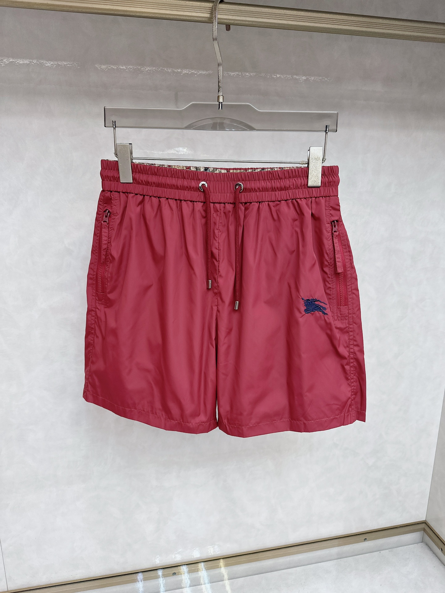NO:510120,Burberry's new summer 2025 men's casual shorts, high-end custom fabric breathable fabric, extremely breathable, elastic and comfortable, impeccable details, top-level auxiliary materials, original logo design concept, delicate and soft feel!  The upper body style is excellent!  Size M-3xl, Burberry, shorts, alexander wang19860909巴宝莉 2025夏季新款男士休闲短裤,高级定制面料透气面料 透气弹力舒适度极高,细节无可挑剔,顶级辅料配备,原版logo设计理念,手感细腻柔软！上身版型超赞！尺码M-3xl,,burberry,shorts,alexander wang,Men's clothing